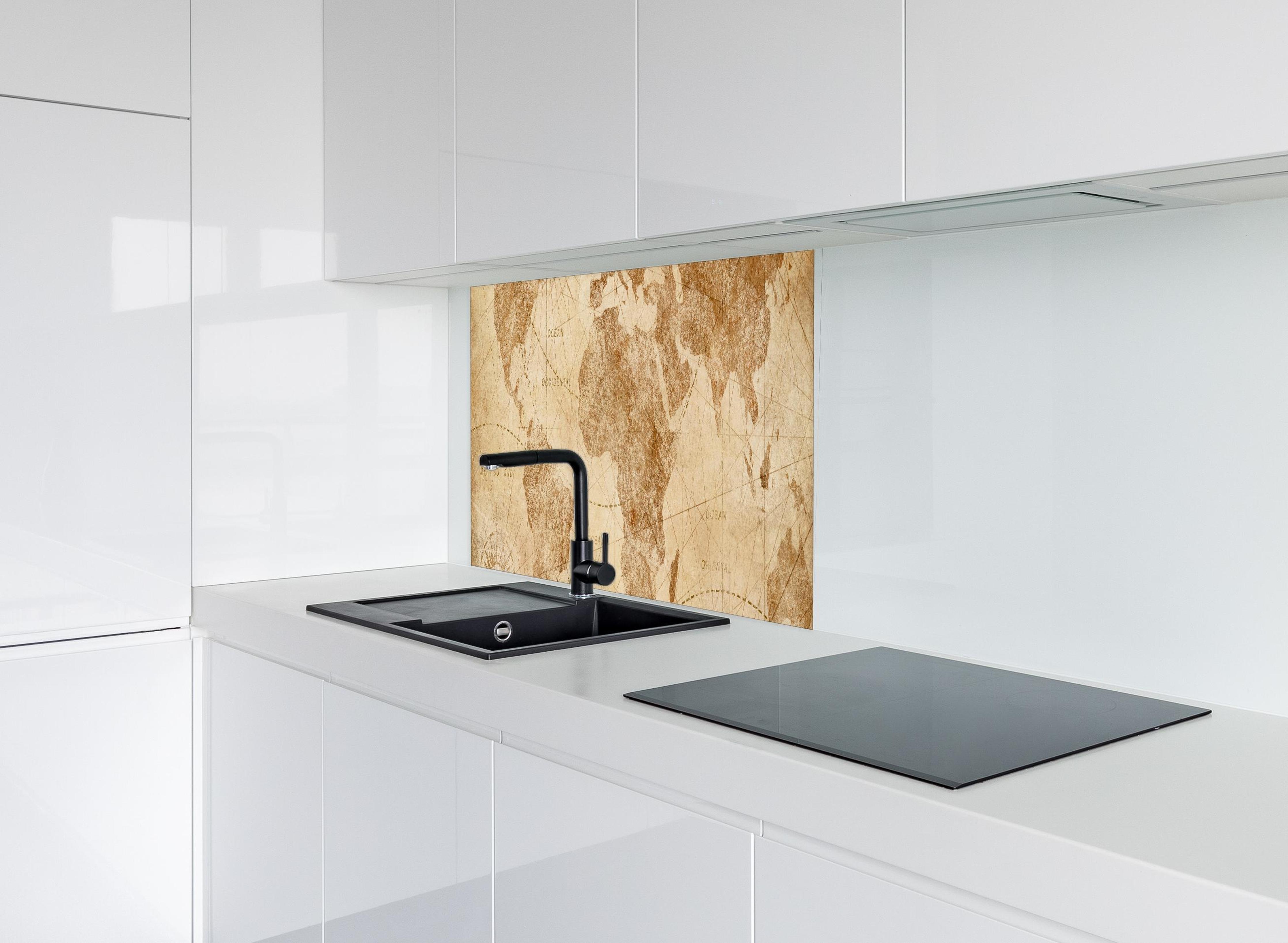 Spritzschutz - Vintage Weltkarte hinter modernem schwarz-matten Spülbecken in weißer Hochglanz-Küche