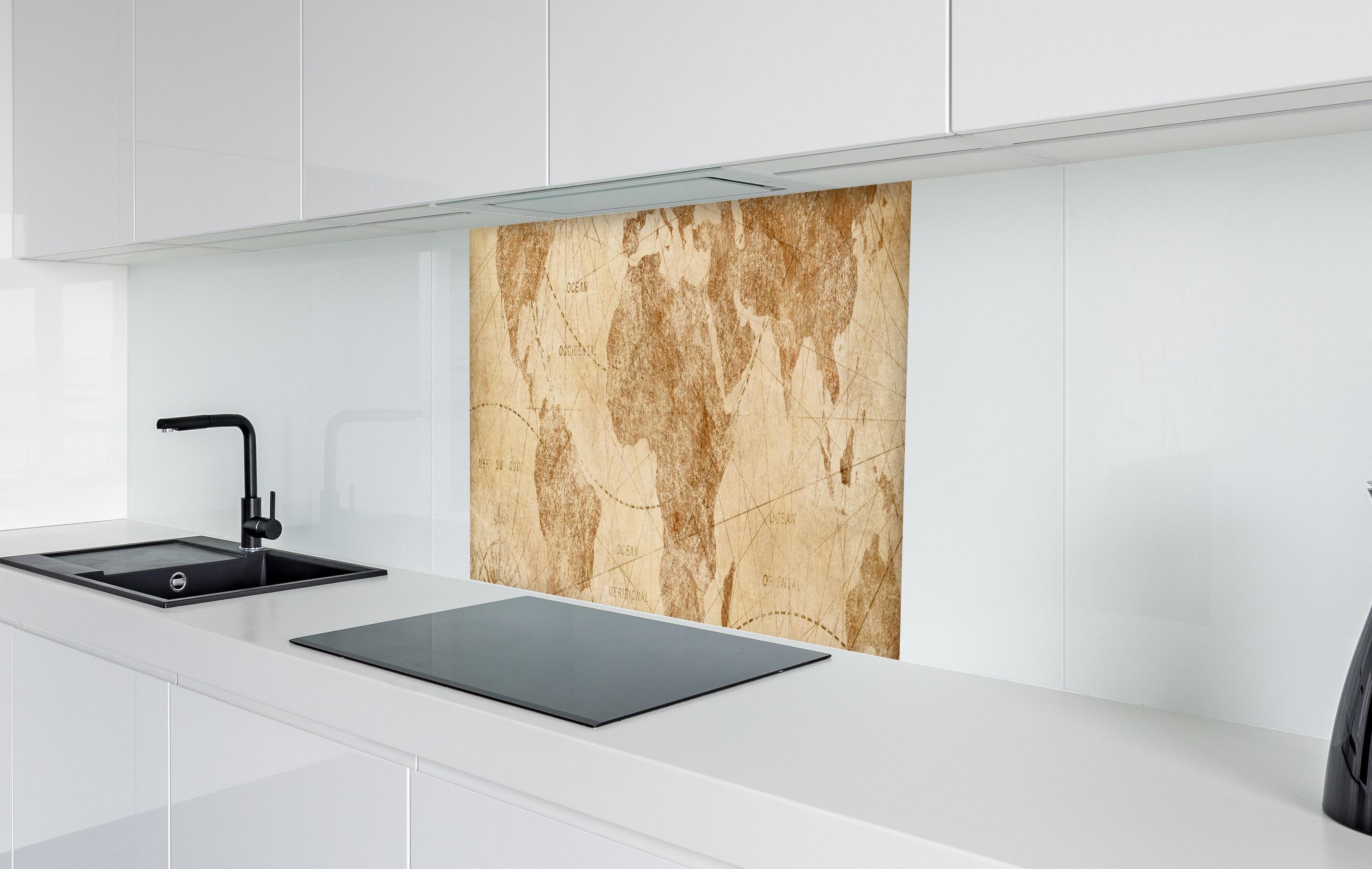 Spritzschutz - Vintage Weltkarte in weißer Hochglanz-Küche hinter einem Cerankochfeld