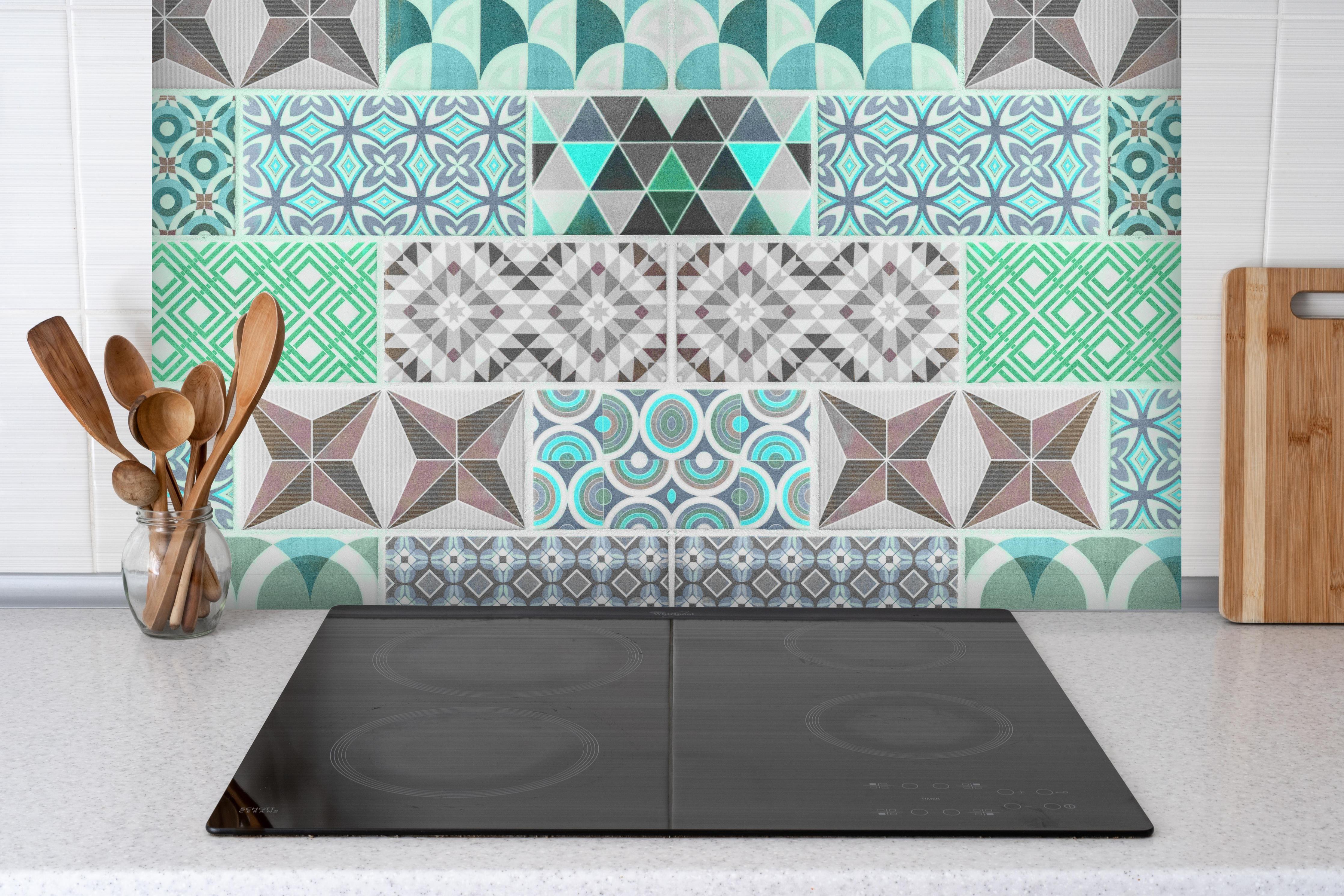 Spritzschutz - Vintage geometrisch Mosaik hinter einem Cerankochfeld zwischen Holz-Kochutensilien