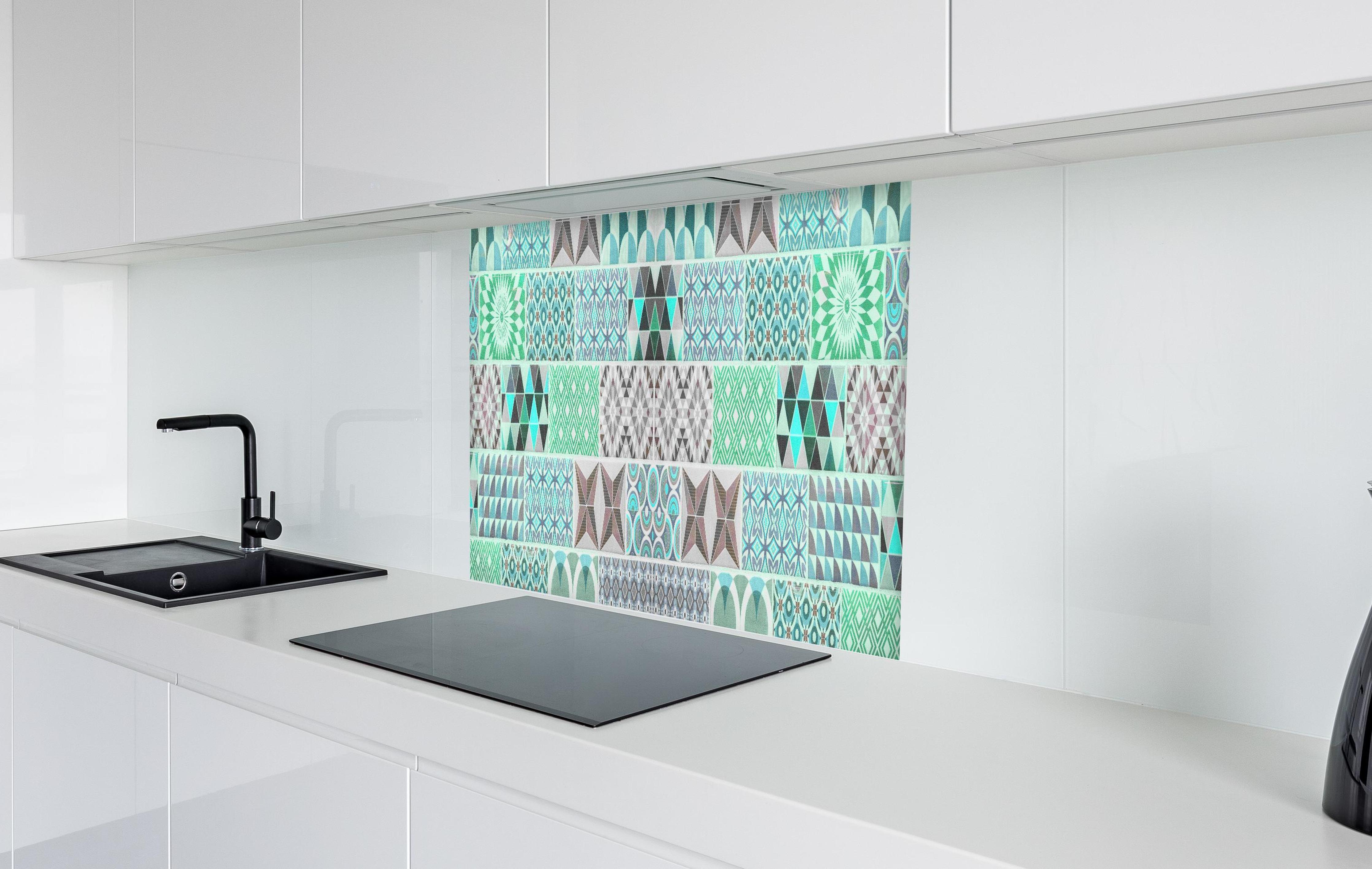 Spritzschutz - Vintage geometrisch Mosaik in weißer Hochglanz-Küche hinter einem Cerankochfeld