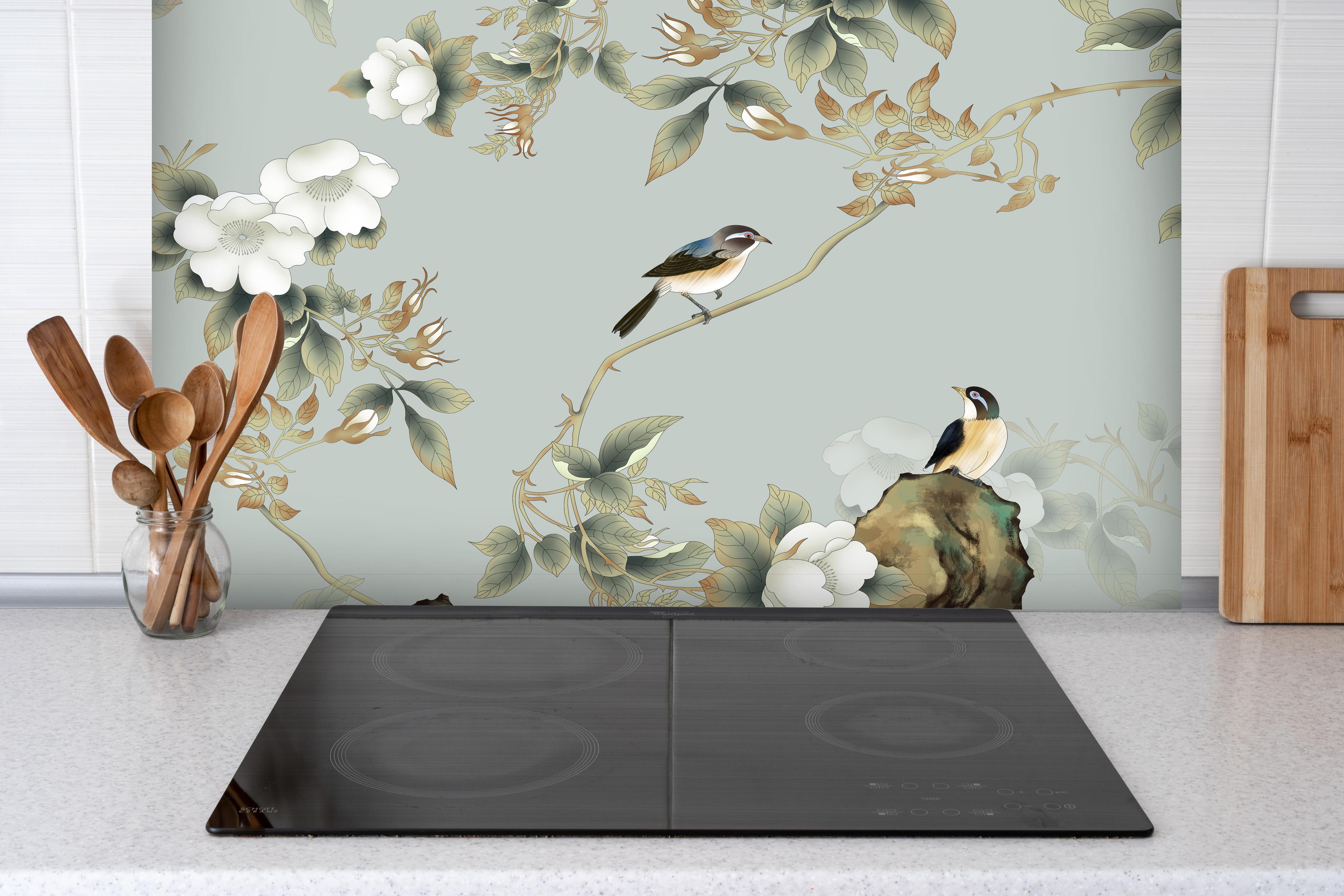 Spritzschutz - Vögel Natur Illustration auf grauem Hintergrund hinter einem Cerankochfeld zwischen Holz-Kochutensilien