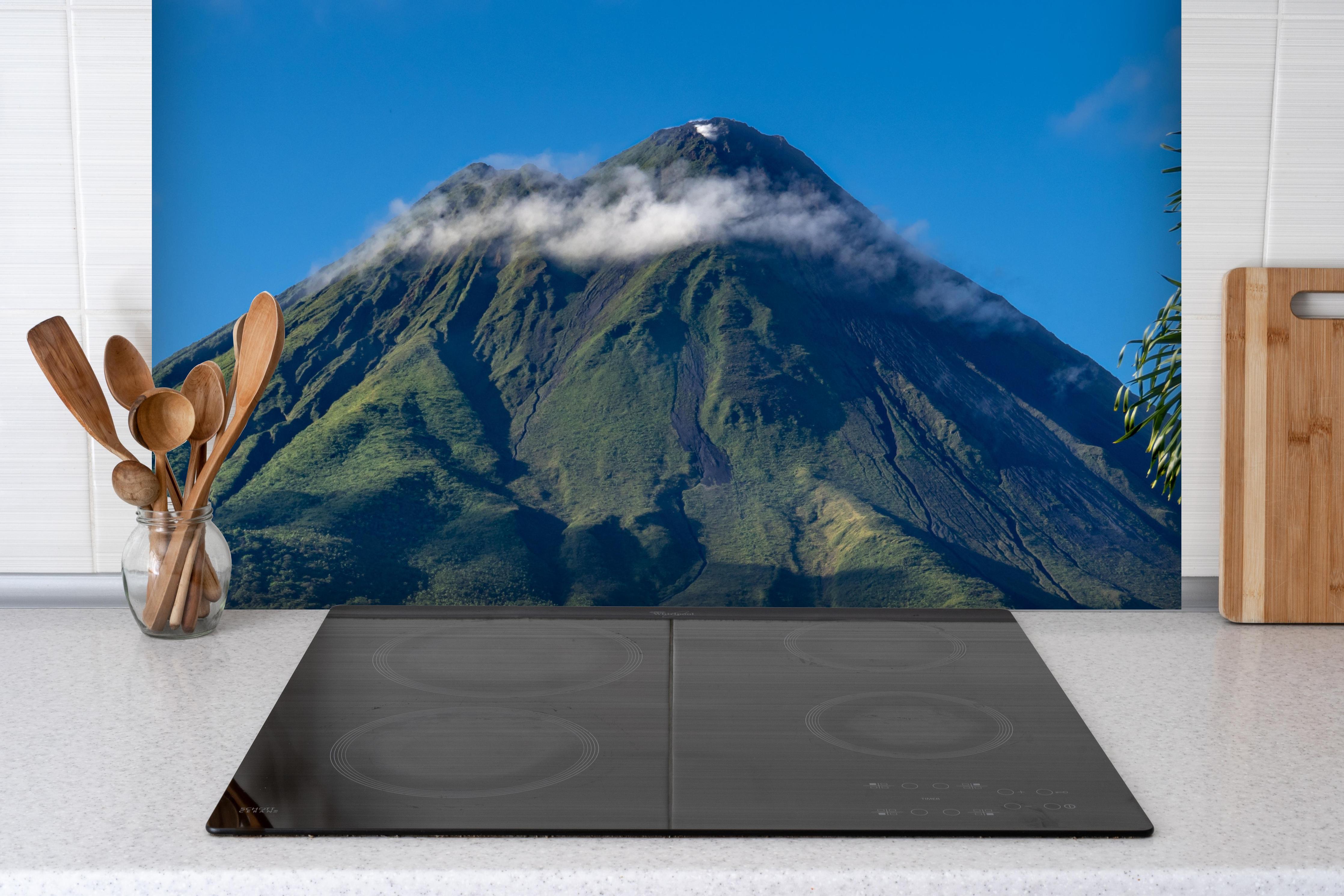 Spritzschutz - Vulkan Arenal von nahem - Costa Rica hinter einem Cerankochfeld zwischen Holz-Kochutensilien