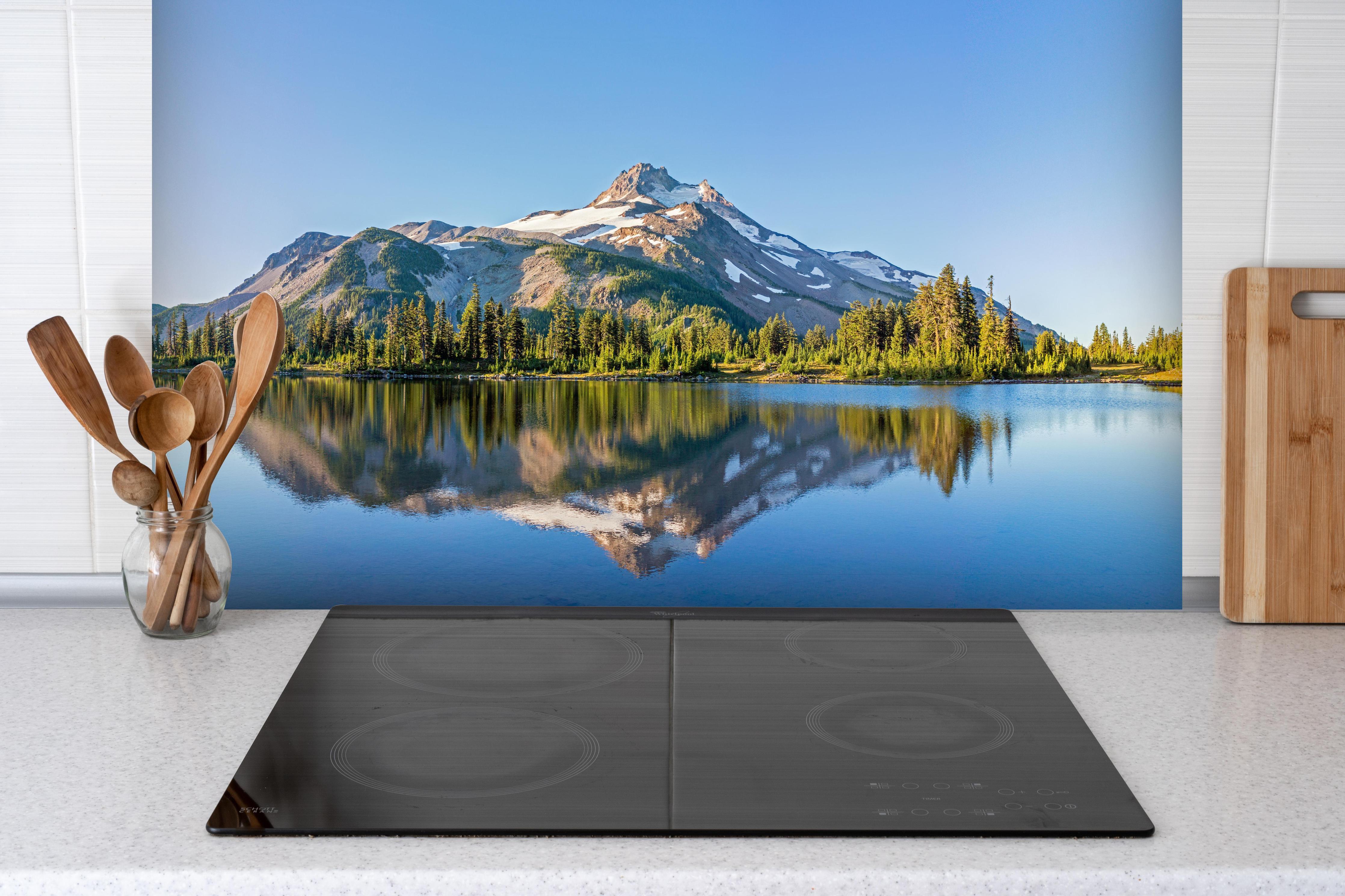 Spritzschutz - Vulkanischer Berg Jefferson Park USA hinter einem Cerankochfeld zwischen Holz-Kochutensilien