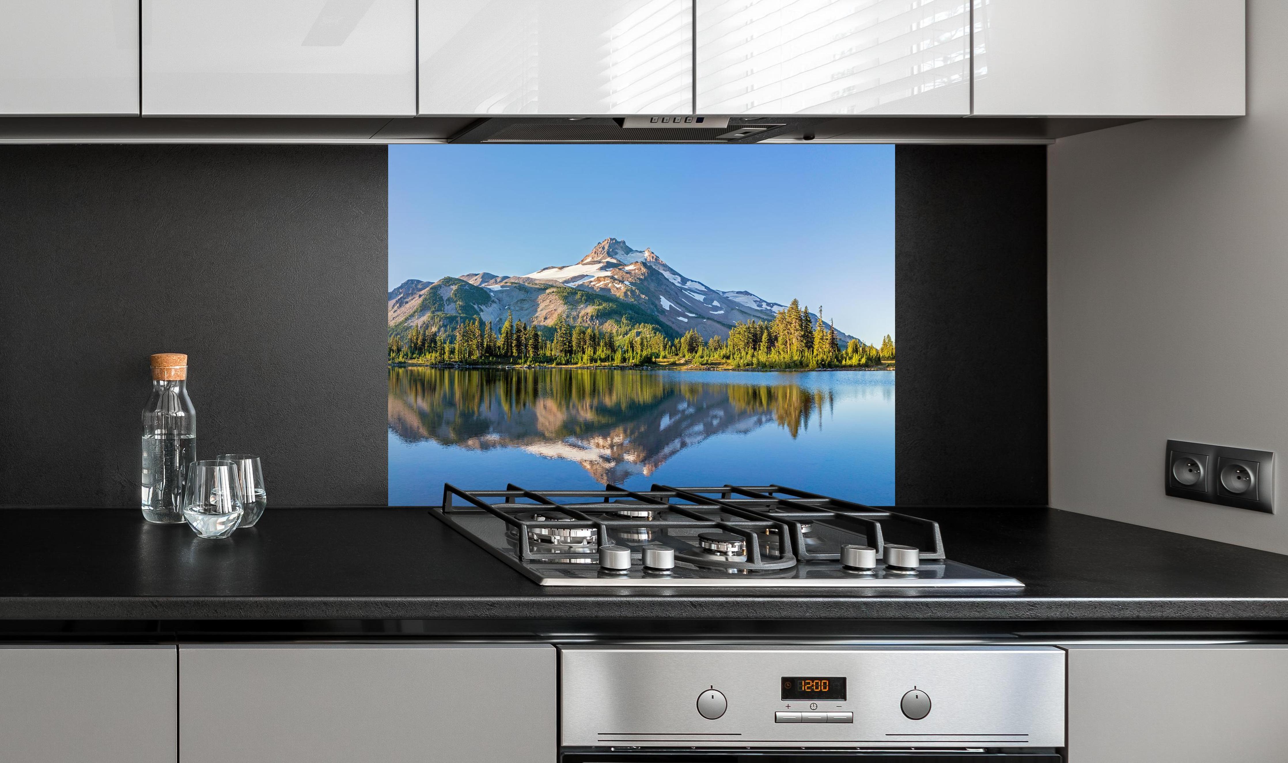 Spritzschutz - Vulkanischer Berg Jefferson Park USA an edler Anthrazit-Wand hinter silbernem Gasherd