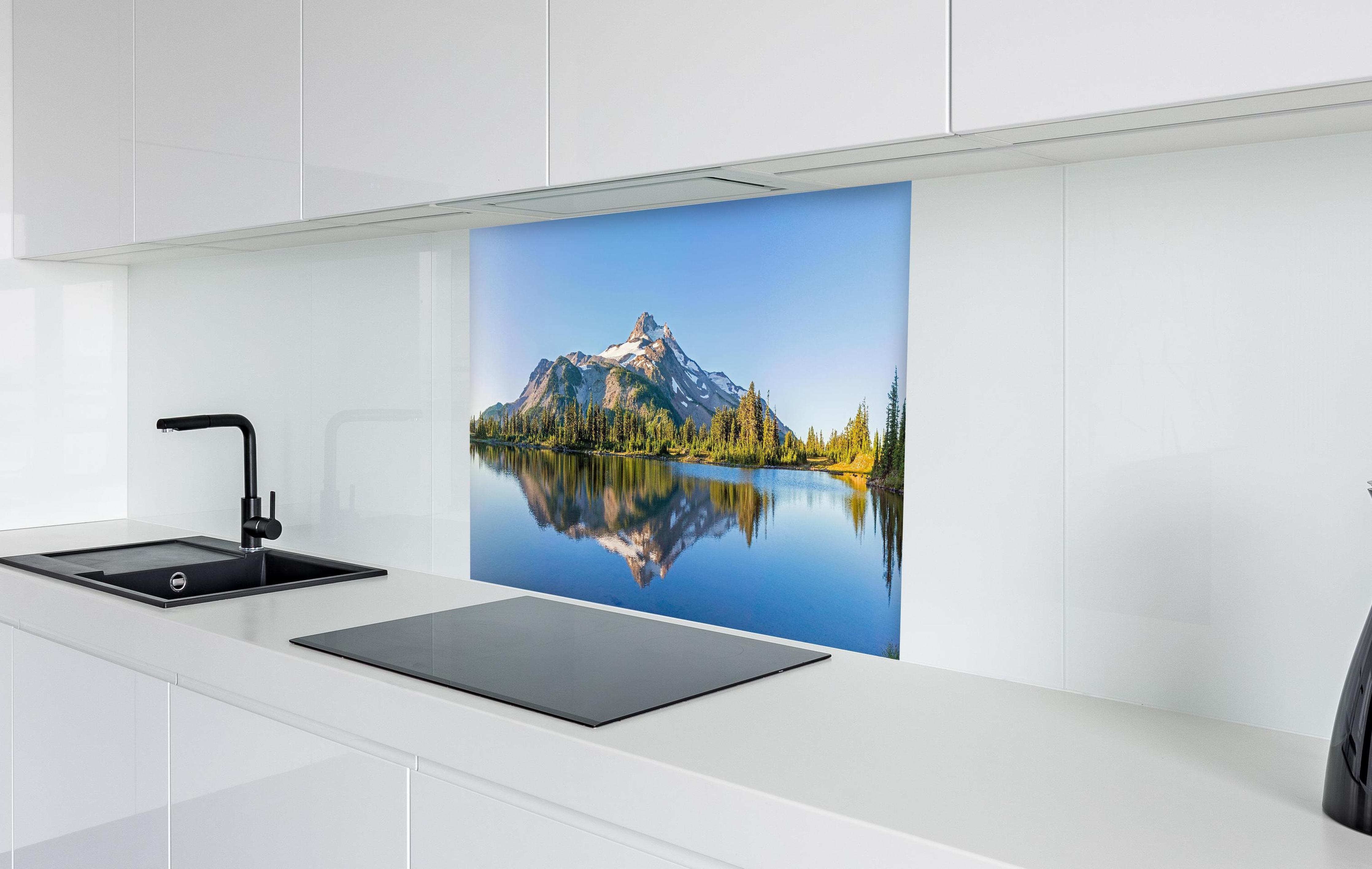 Spritzschutz - Vulkanischer Berg Jefferson Park USA in weißer Hochglanz-Küche hinter einem Cerankochfeld