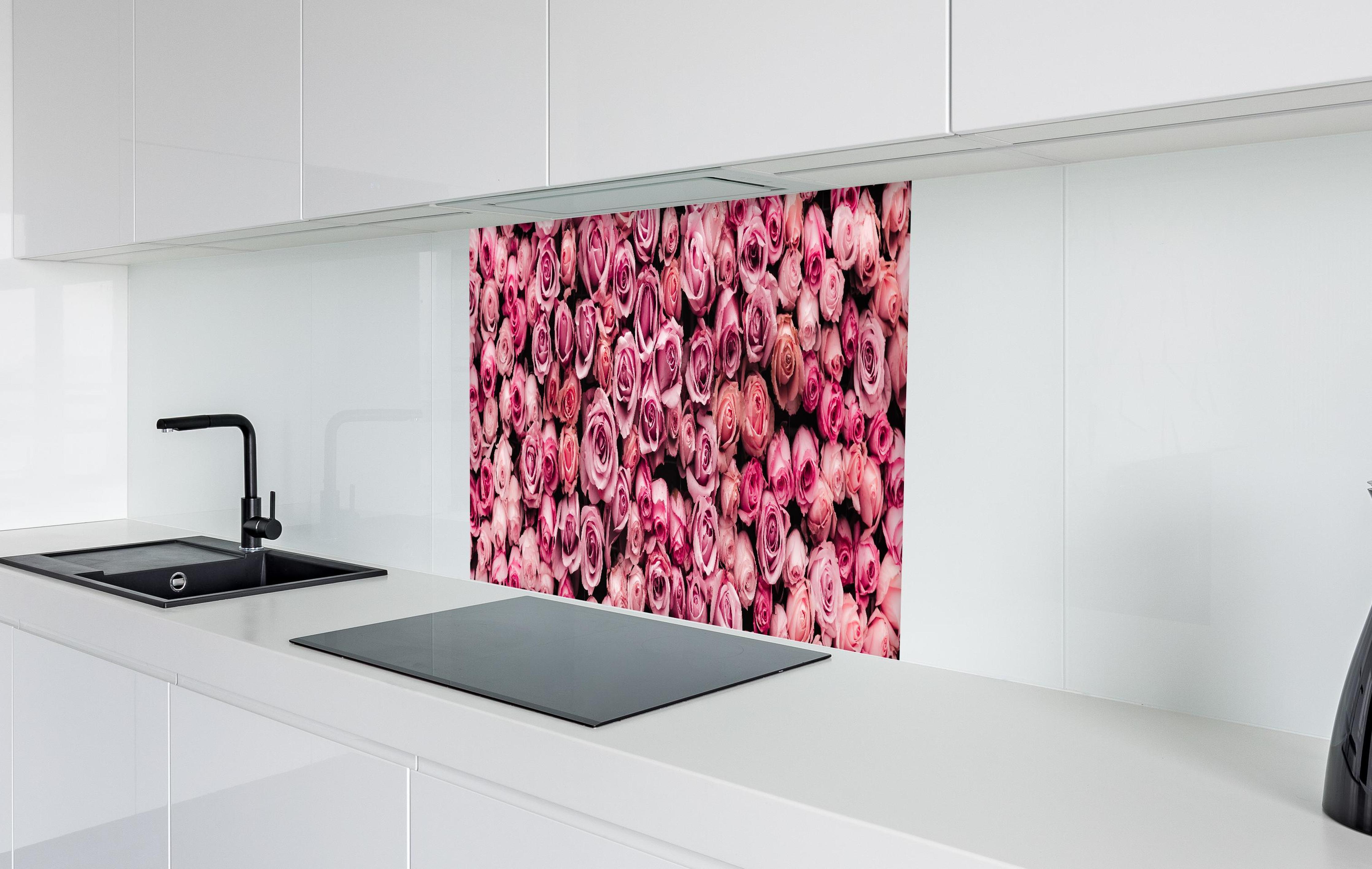Spritzschutz - Wand aus frischen Rosen in weißer Hochglanz-Küche hinter einem Cerankochfeld