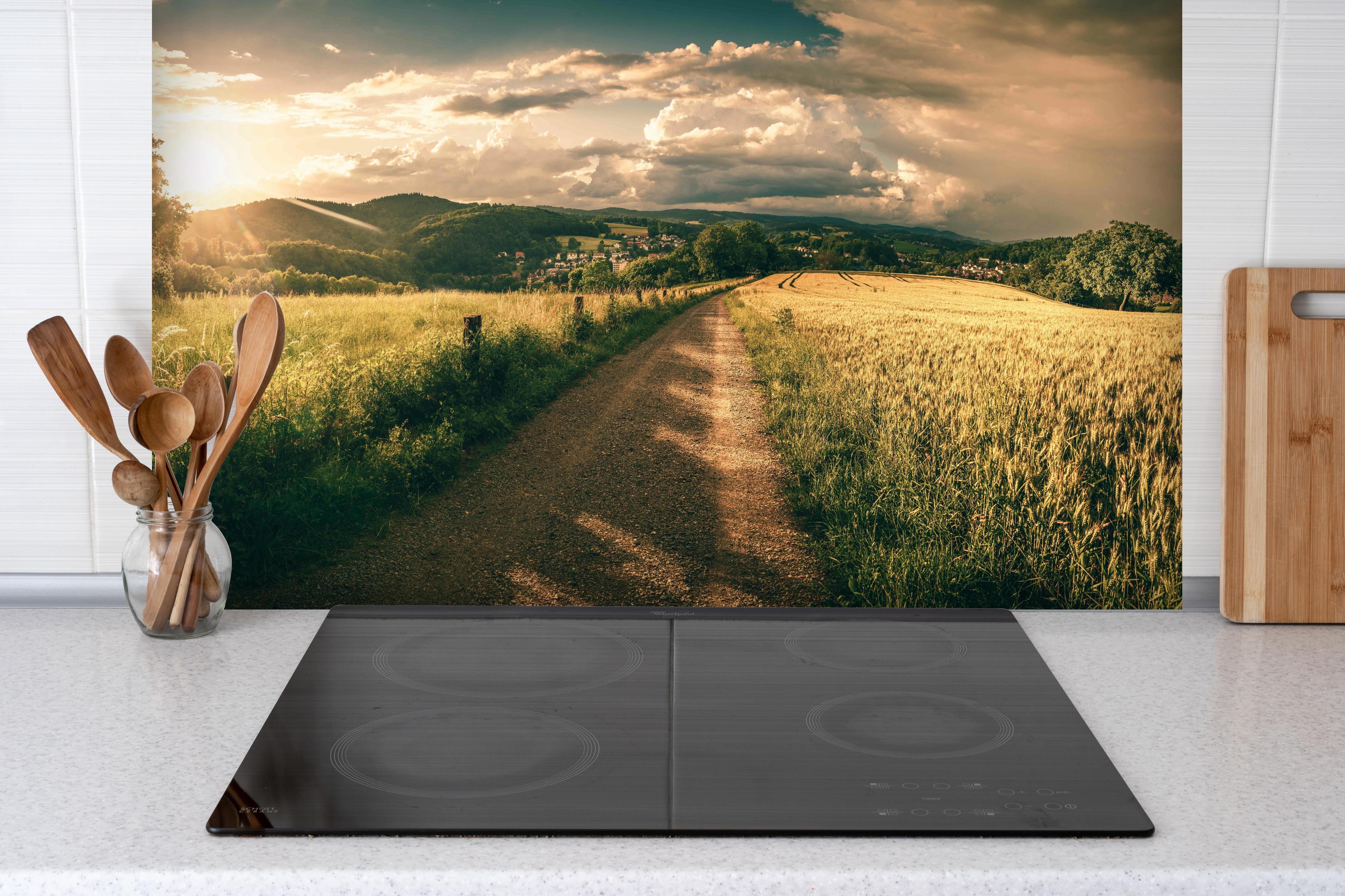 Spritzschutz - Wanderpfad hinter einem Cerankochfeld zwischen Holz-Kochutensilien