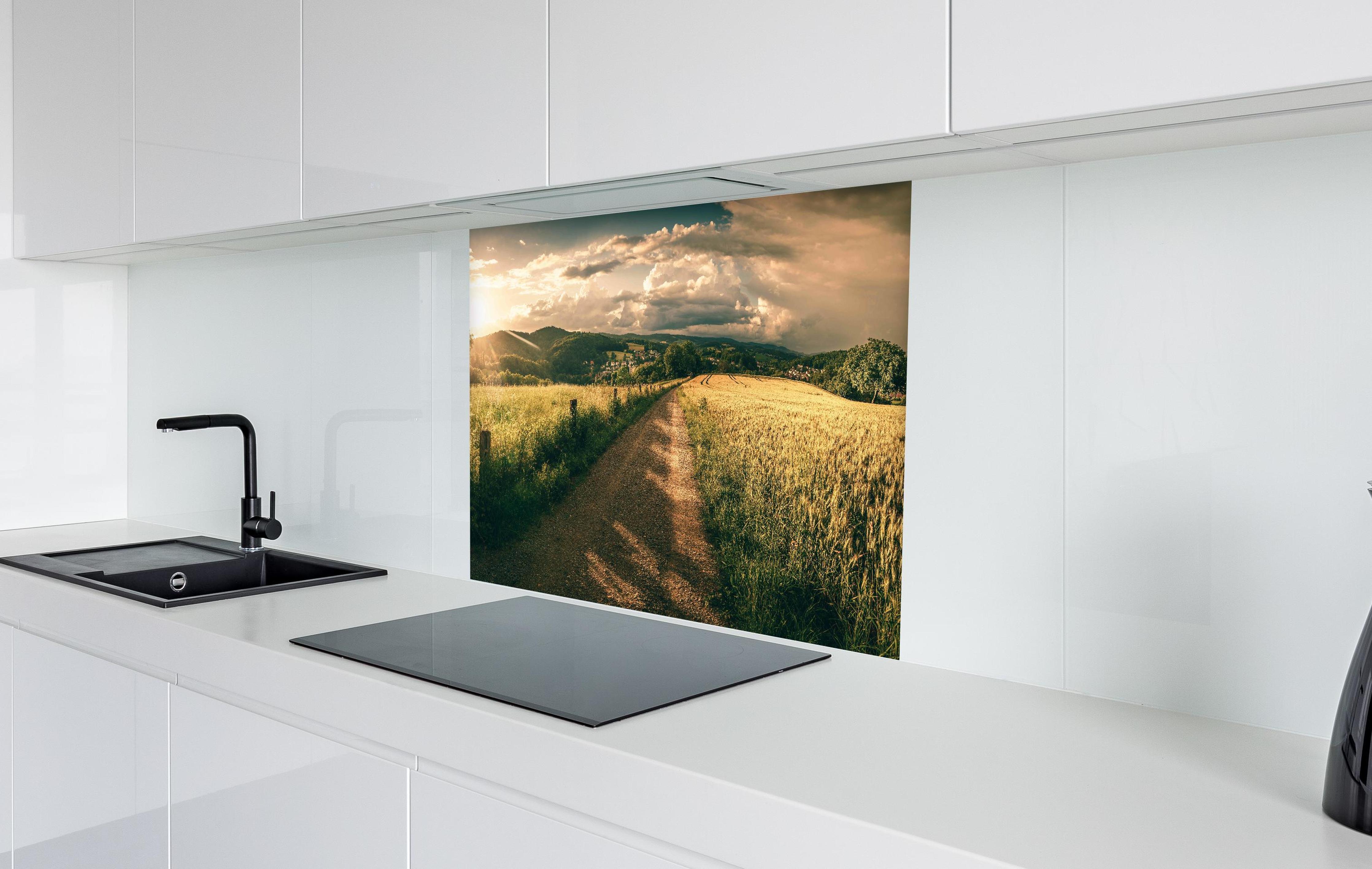 Spritzschutz - Wanderpfad in weißer Hochglanz-Küche hinter einem Cerankochfeld