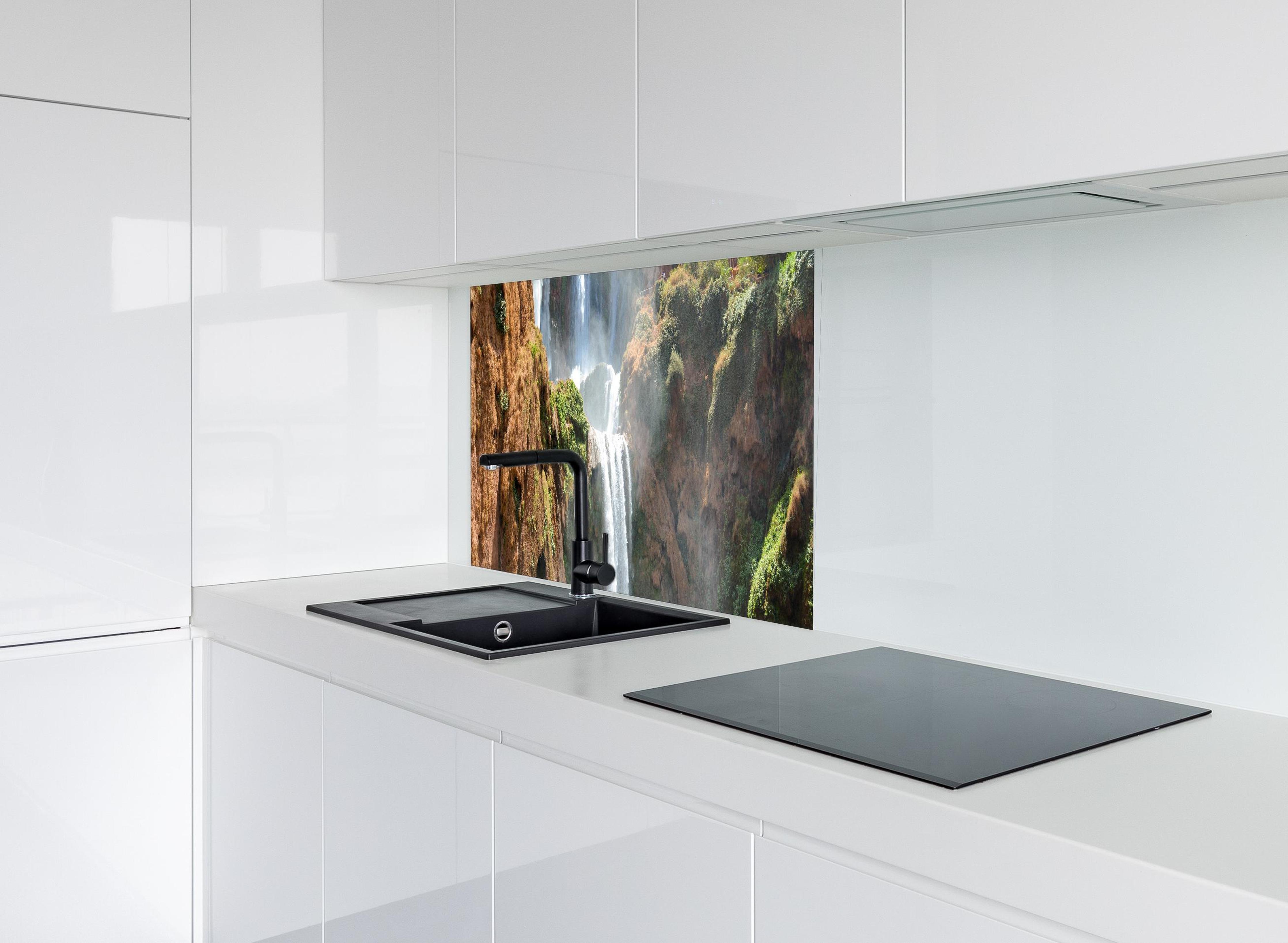 Spritzschutz - Wasserfälle von Ouzoud hinter modernem schwarz-matten Spülbecken in weißer Hochglanz-Küche