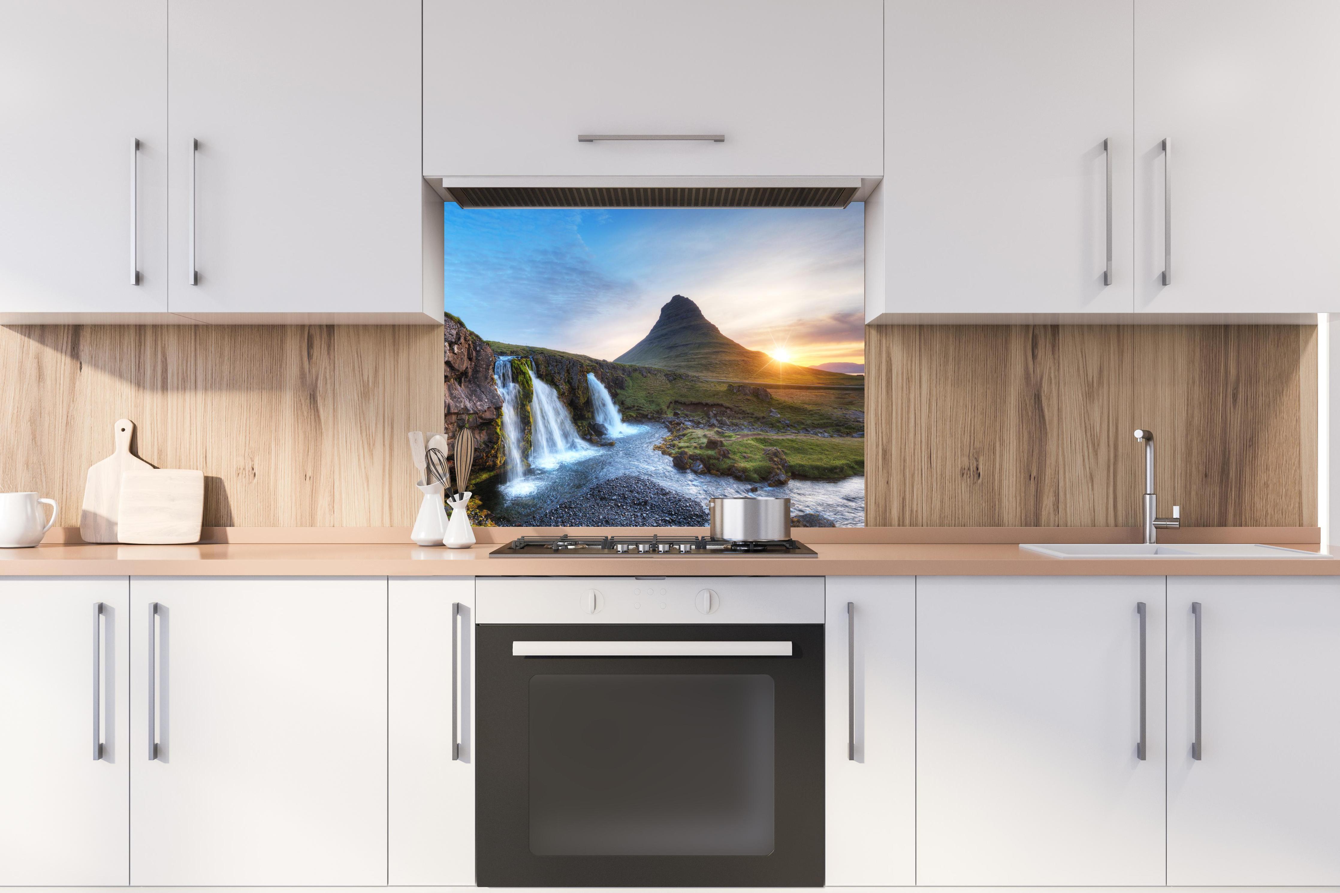 Spritzschutz - Wasserfall bei Sonnenuntergang hinter stilvollem Gasherd unter Dunstabzugshaube