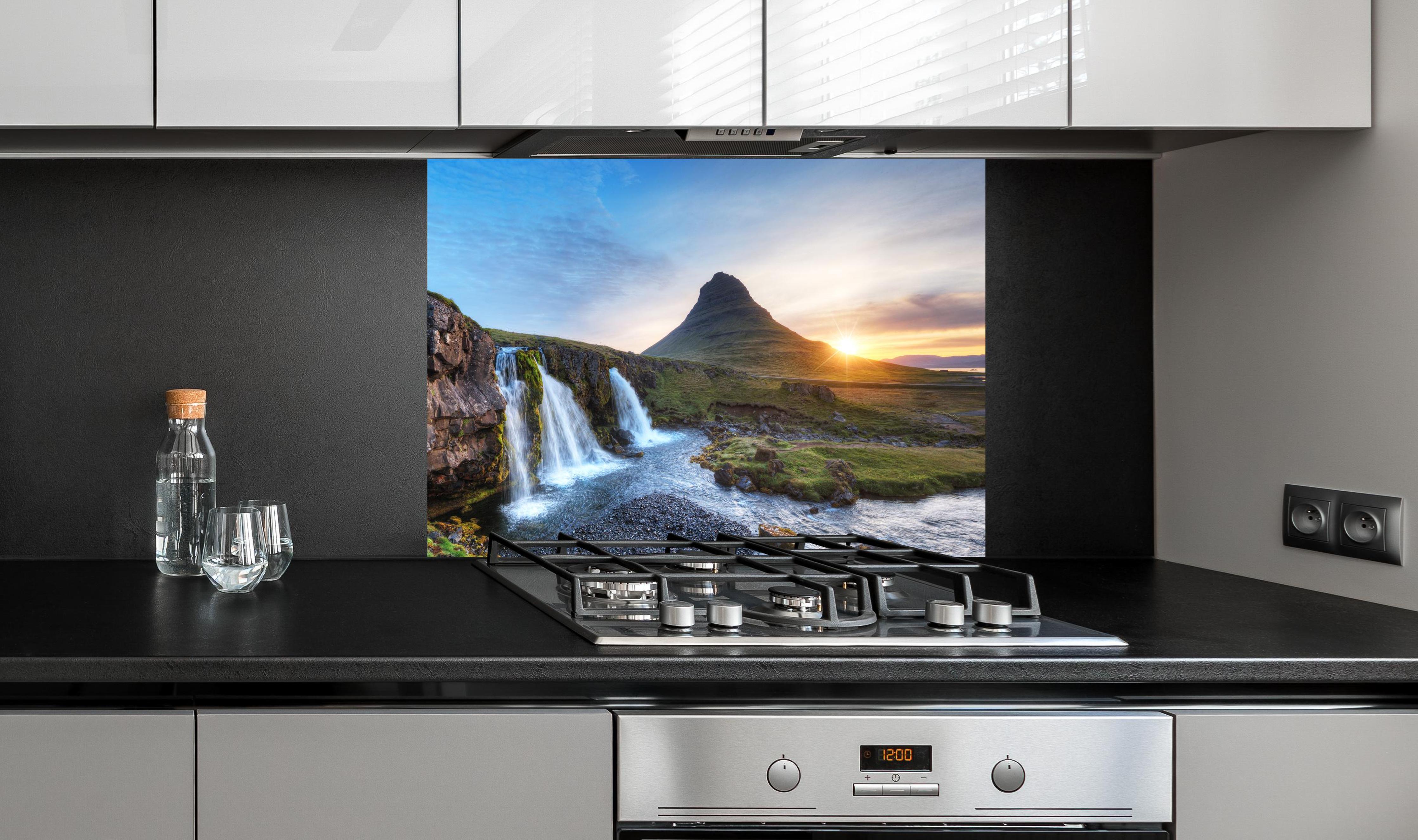 Spritzschutz - Wasserfall bei Sonnenuntergang an edler Anthrazit-Wand hinter silbernem Gasherd