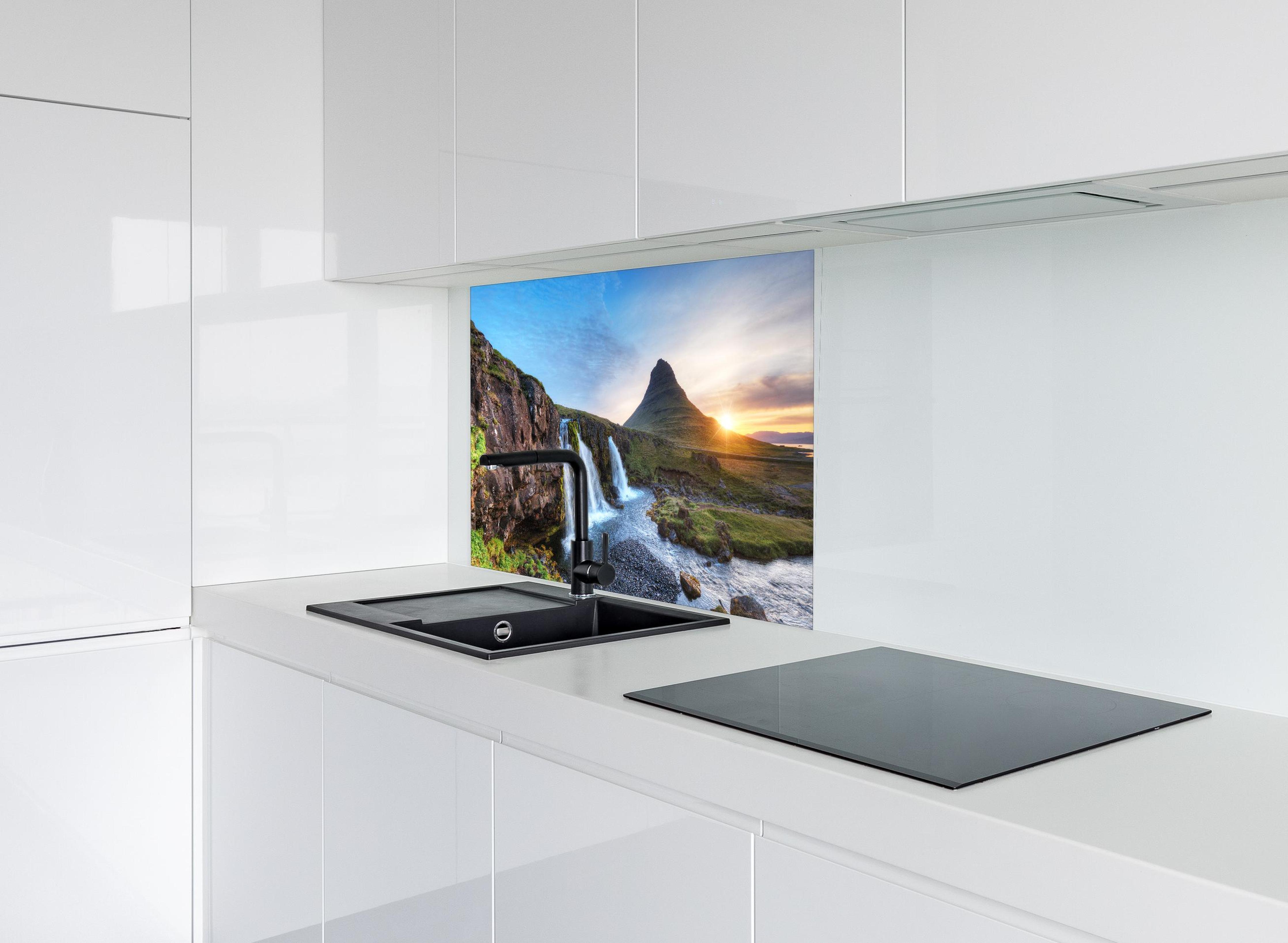 Spritzschutz - Wasserfall bei Sonnenuntergang hinter modernem schwarz-matten Spülbecken in weißer Hochglanz-Küche