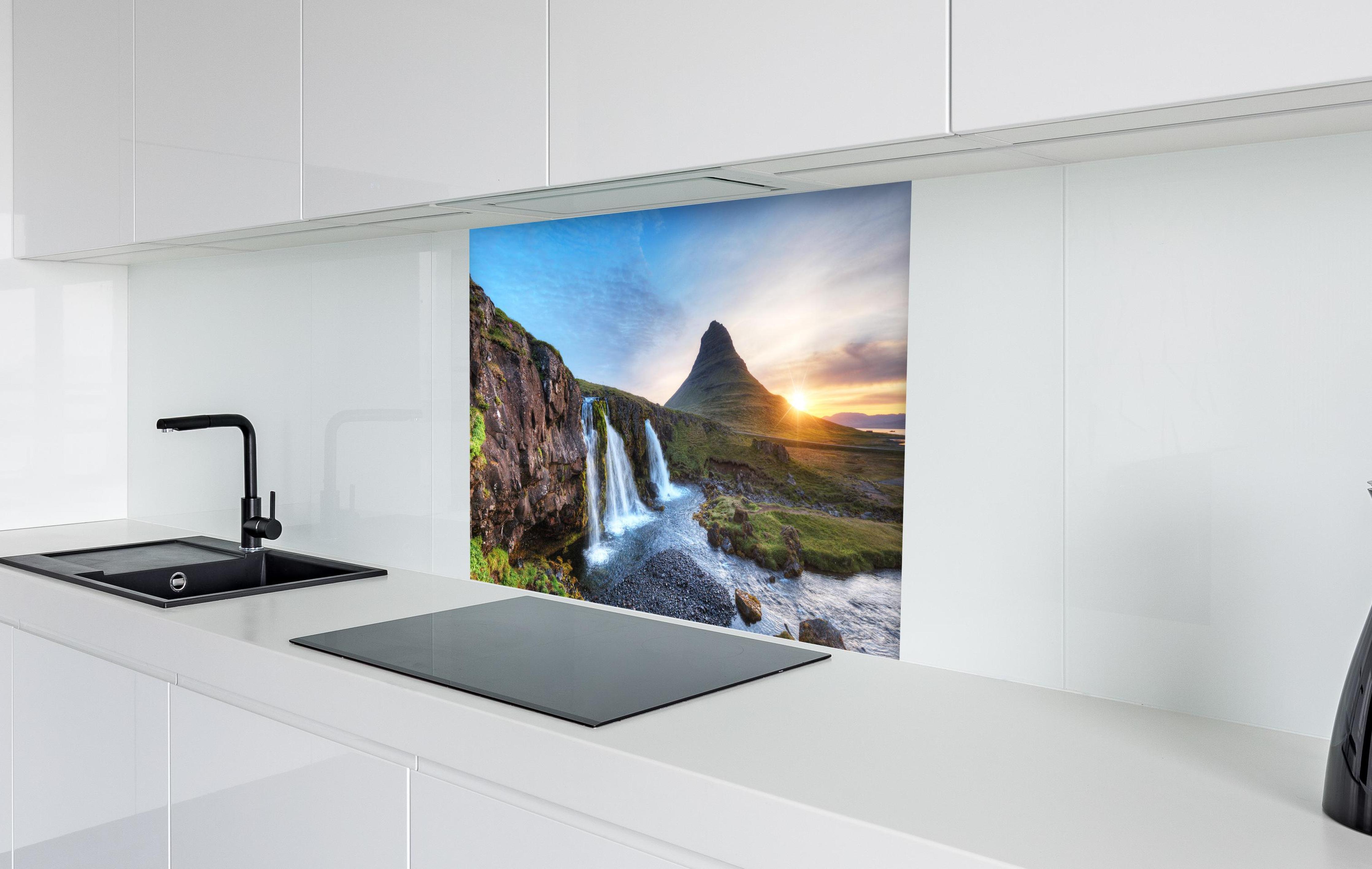 Spritzschutz - Wasserfall bei Sonnenuntergang in weißer Hochglanz-Küche hinter einem Cerankochfeld