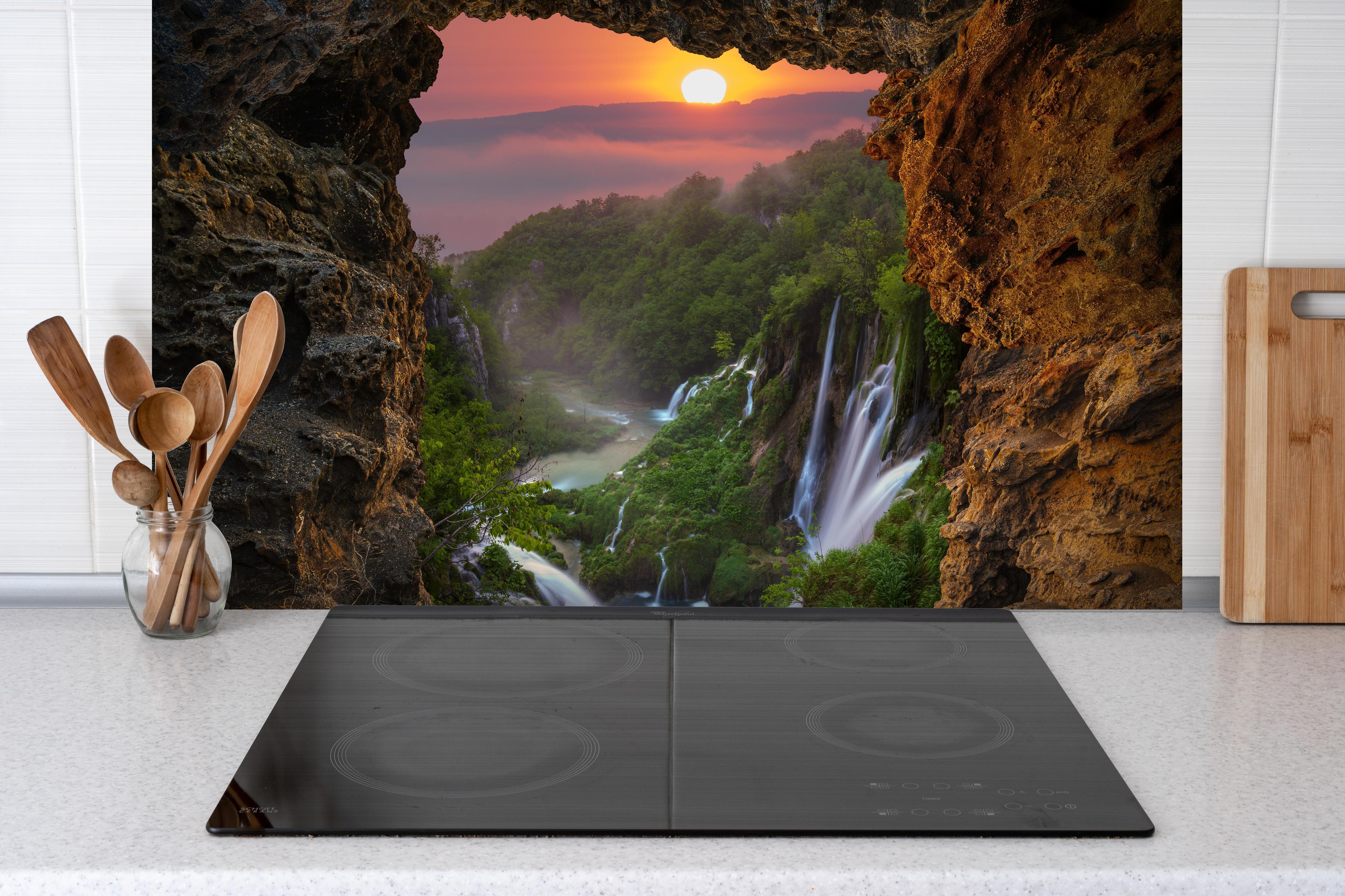 Spritzschutz - Wasserfall im Nationalpark Plitvicer Seen bei Sonnenuntergang hinter einem Cerankochfeld zwischen Holz-Kochutensilien