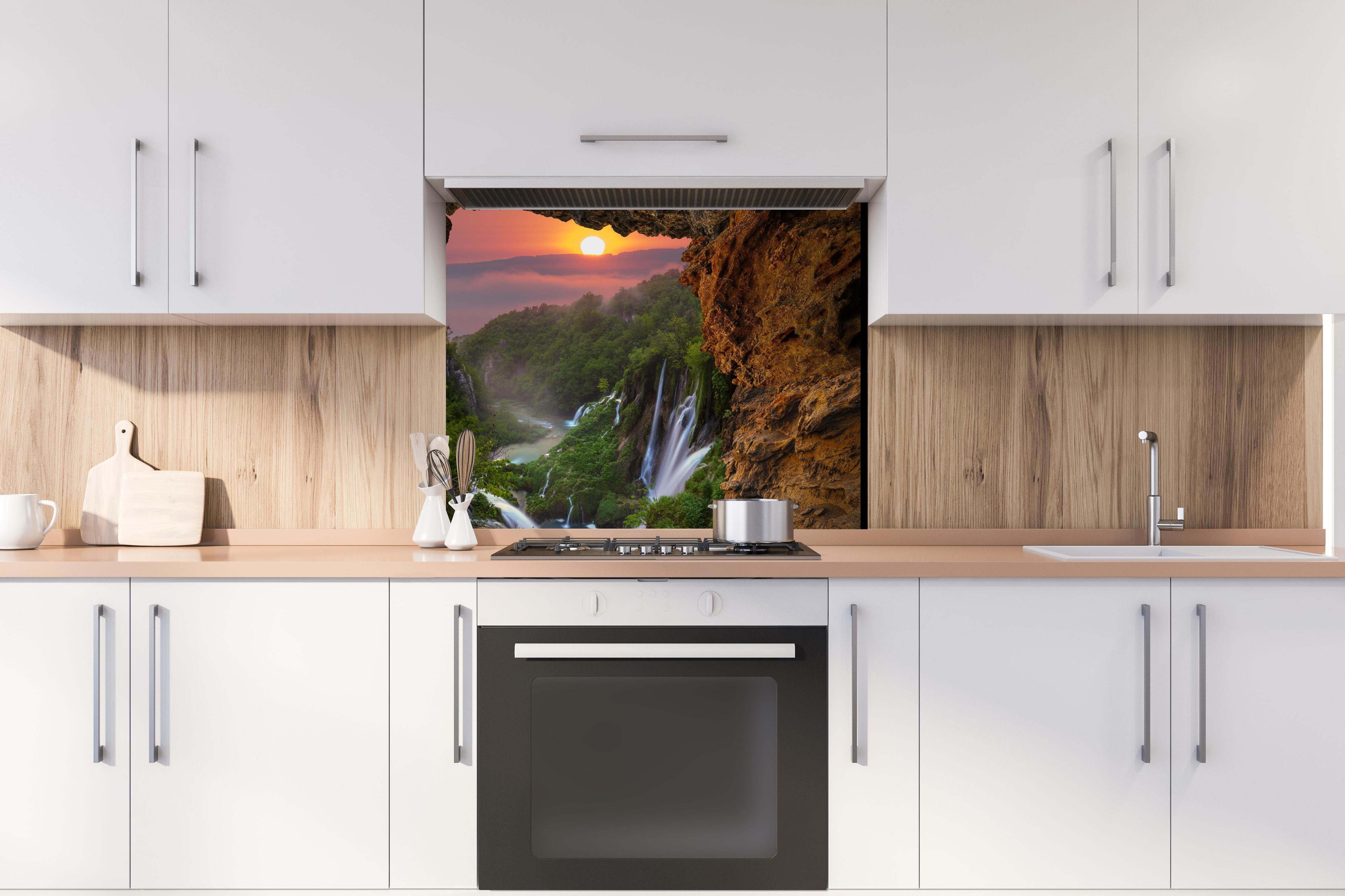 Spritzschutz - Wasserfall im Nationalpark Plitvicer Seen bei Sonnenuntergang hinter stilvollem Gasherd unter Dunstabzugshaube