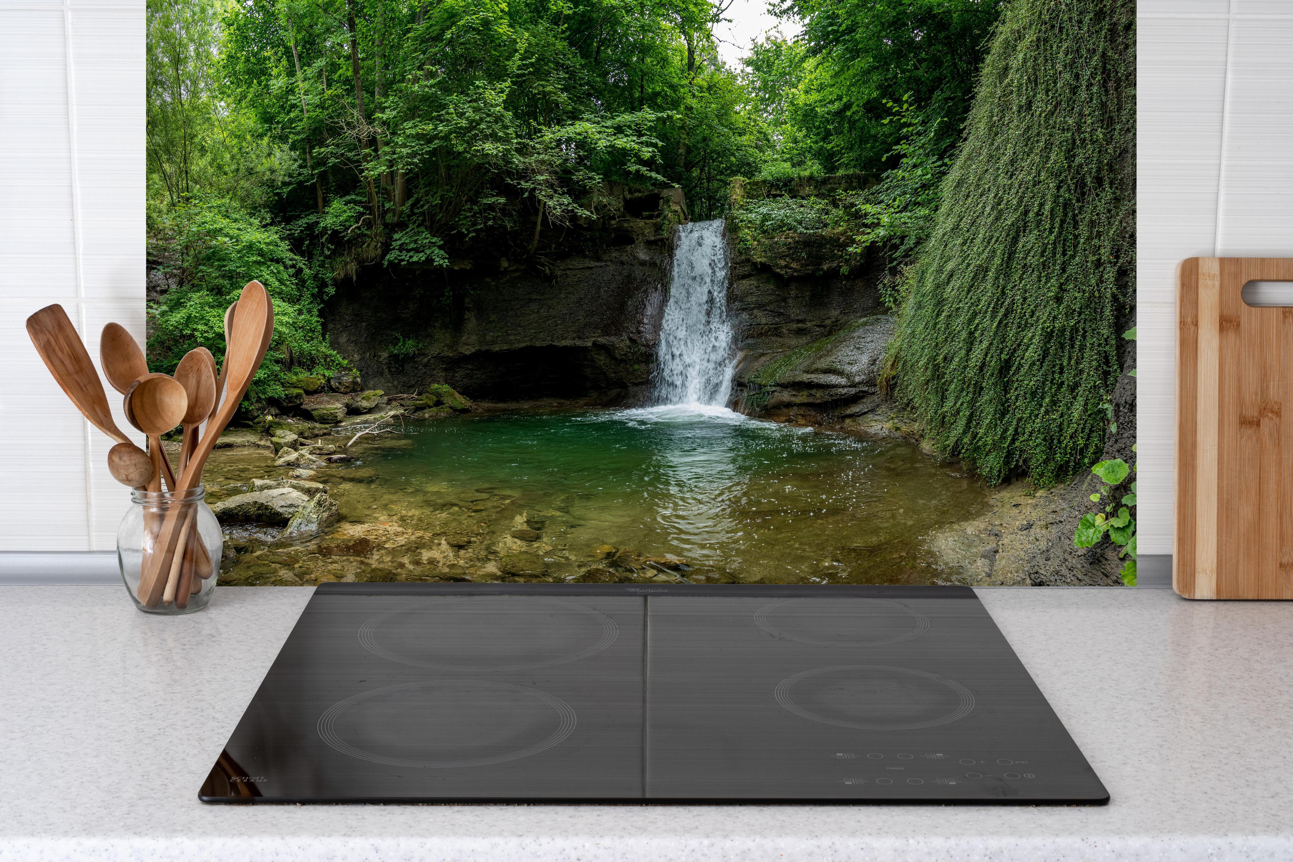 Spritzschutz - Wasserfall im Wald - Utopie hinter einem Cerankochfeld zwischen Holz-Kochutensilien