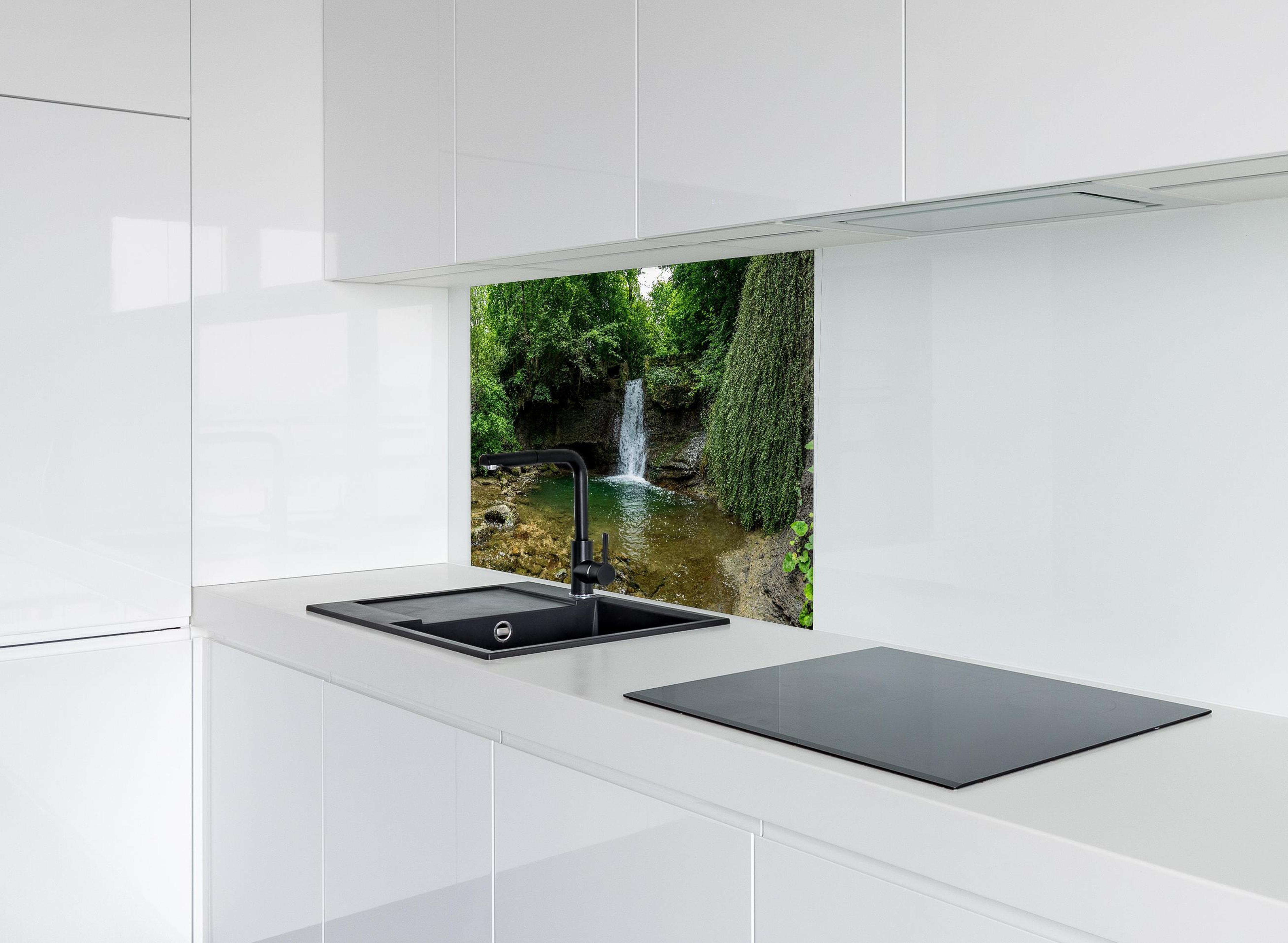 Spritzschutz - Wasserfall im Wald - Utopie hinter modernem schwarz-matten Spülbecken in weißer Hochglanz-Küche