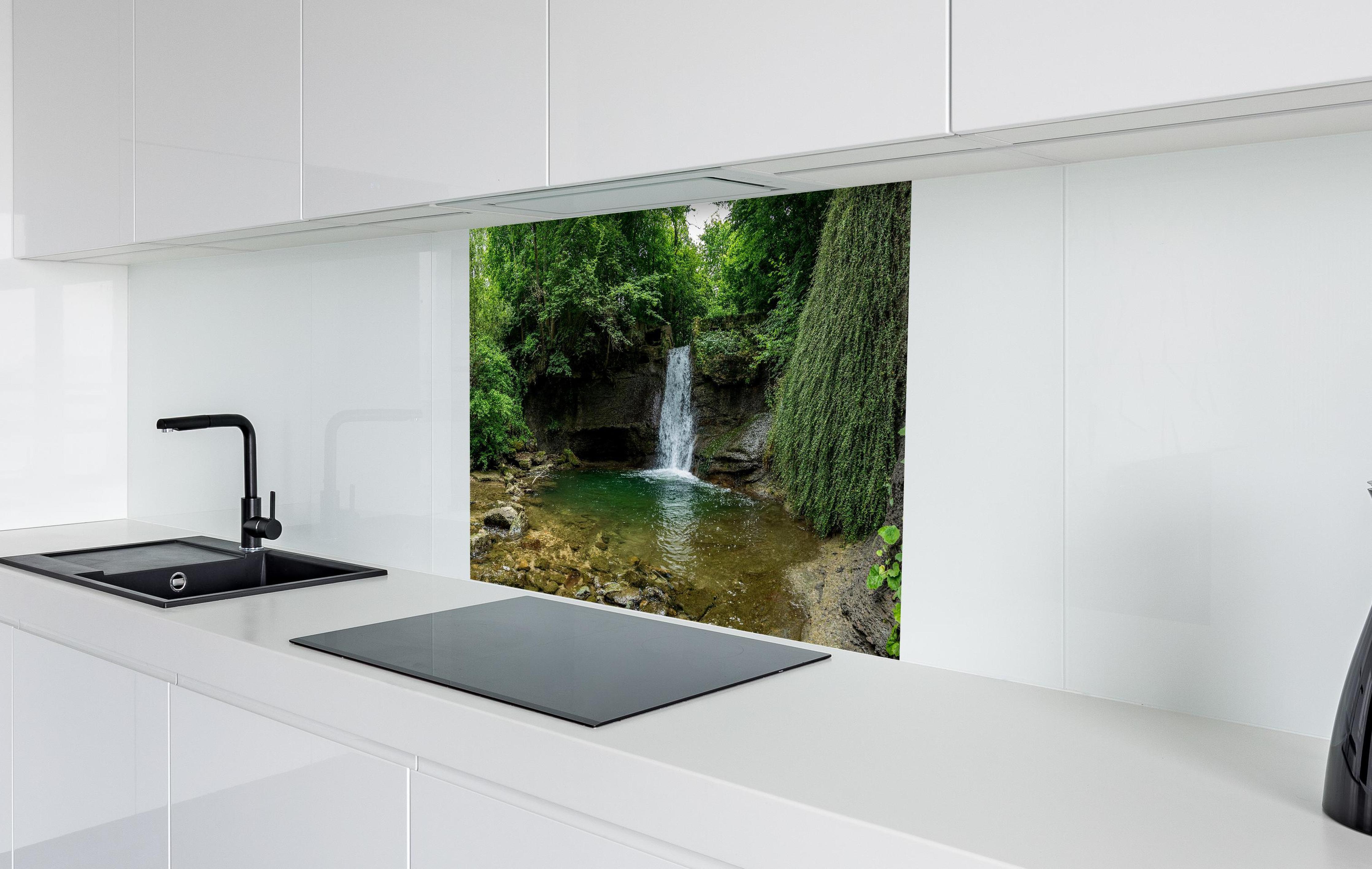 Spritzschutz - Wasserfall im Wald - Utopie in weißer Hochglanz-Küche hinter einem Cerankochfeld