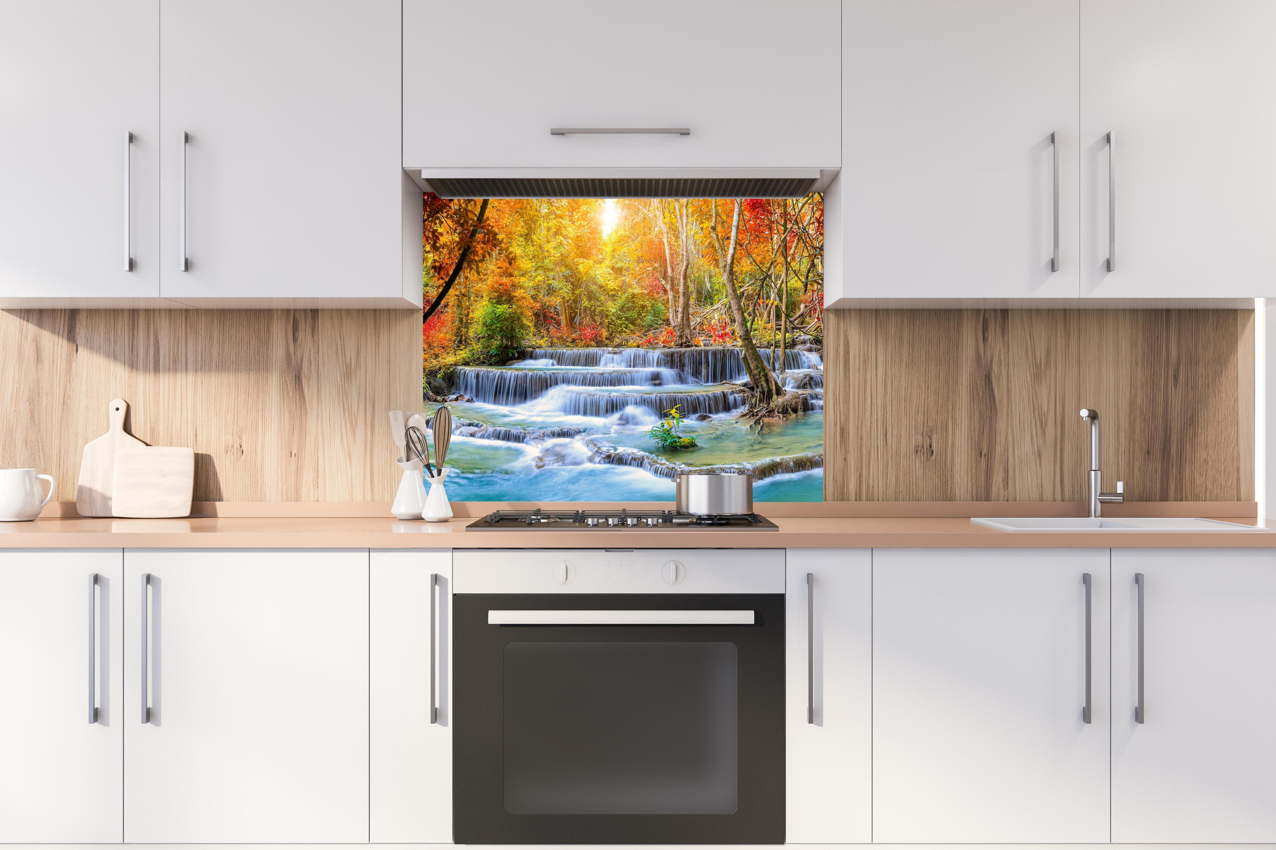 Spritzschutz - Wasserfall im Wald Thailand Nationalparks hinter stilvollem Gasherd unter Dunstabzugshaube