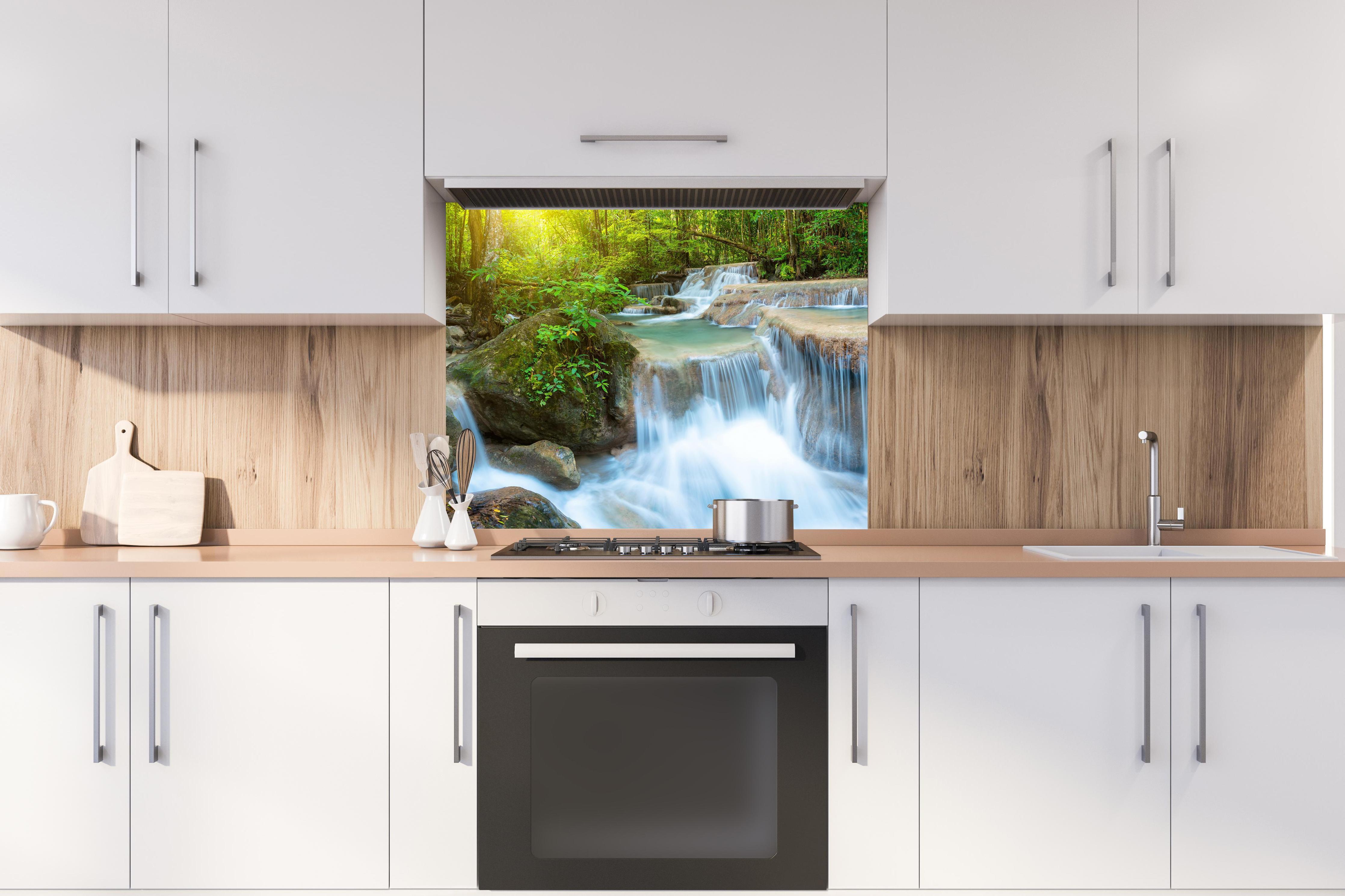 Spritzschutz - Wasserfall im Wald von Thailand hinter stilvollem Gasherd unter Dunstabzugshaube