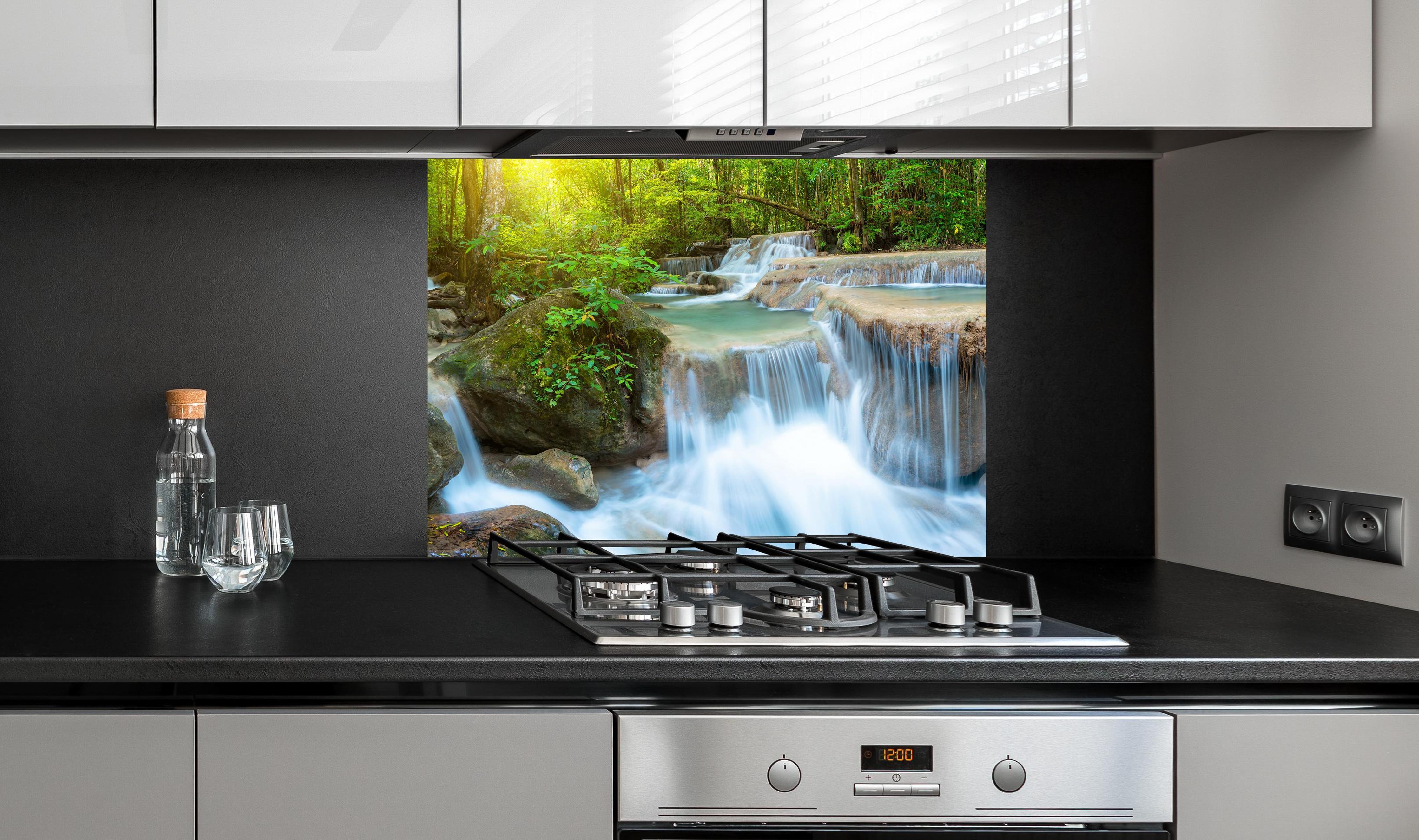 Spritzschutz - Wasserfall im Wald von Thailand an edler Anthrazit-Wand hinter silbernem Gasherd