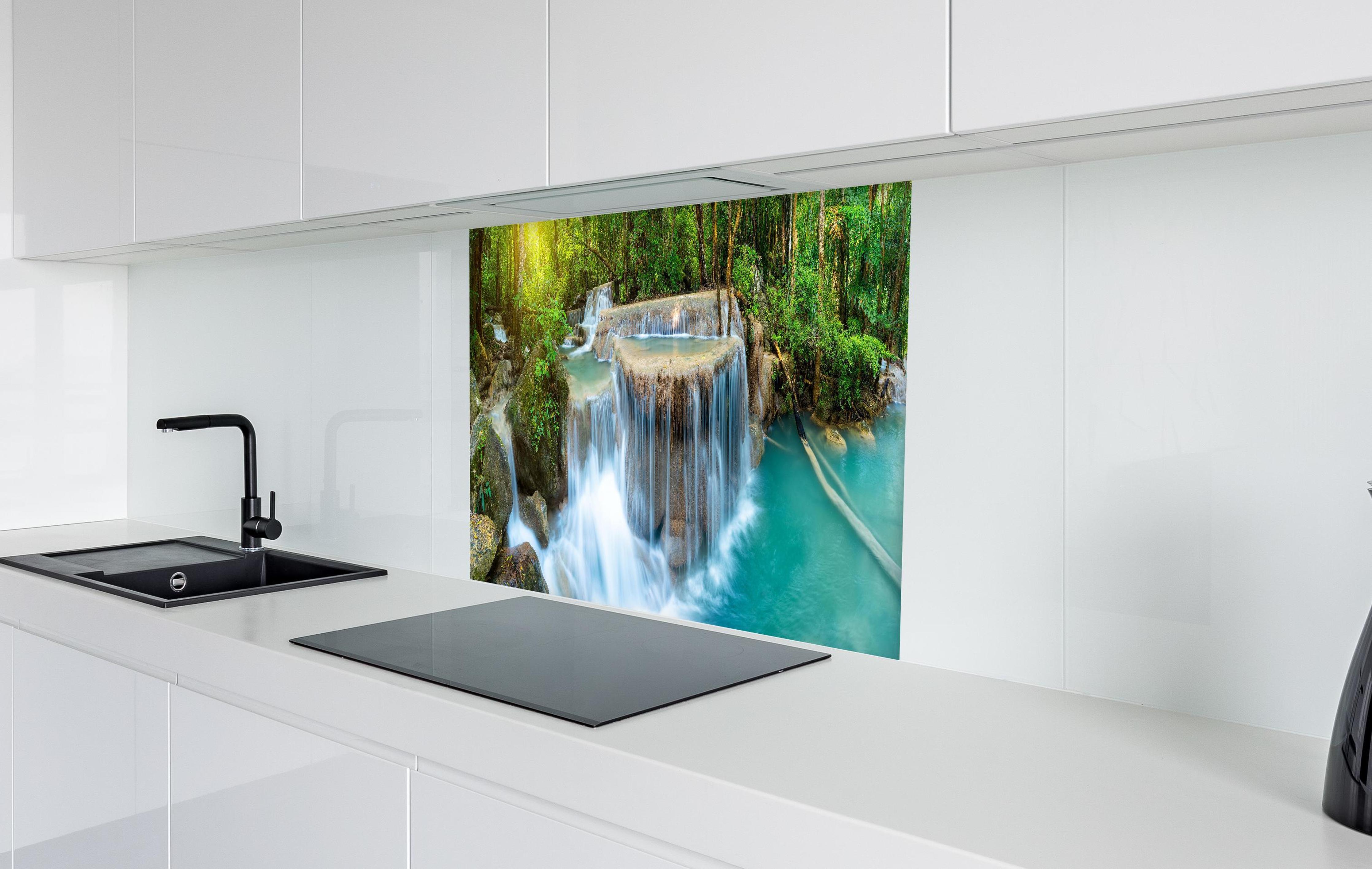 Spritzschutz - Wasserfall im Wald von Thailand in weißer Hochglanz-Küche hinter einem Cerankochfeld