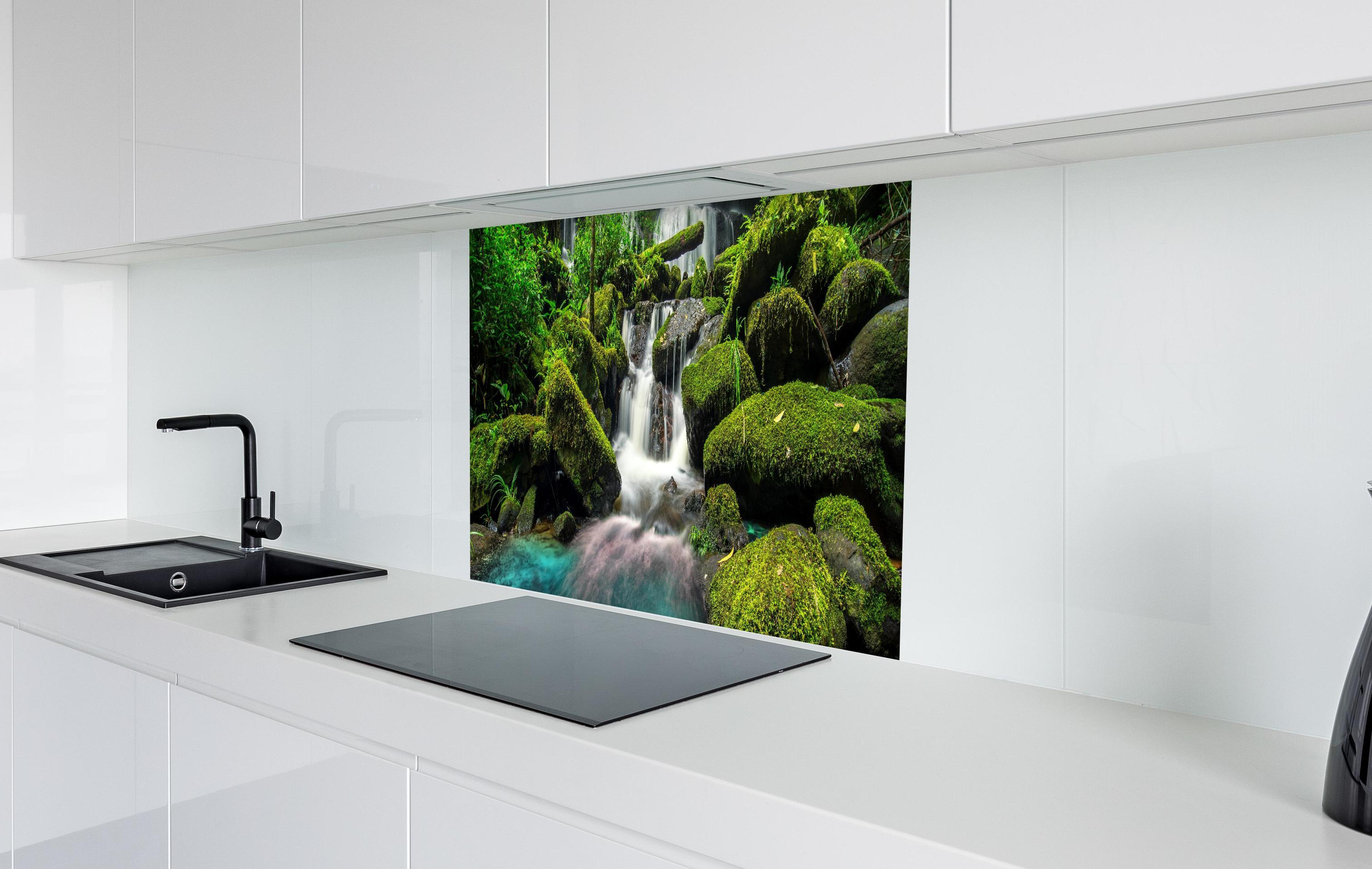 Spritzschutz - Wasserfall im grünen Dschungel von Thailand in weißer Hochglanz-Küche hinter einem Cerankochfeld