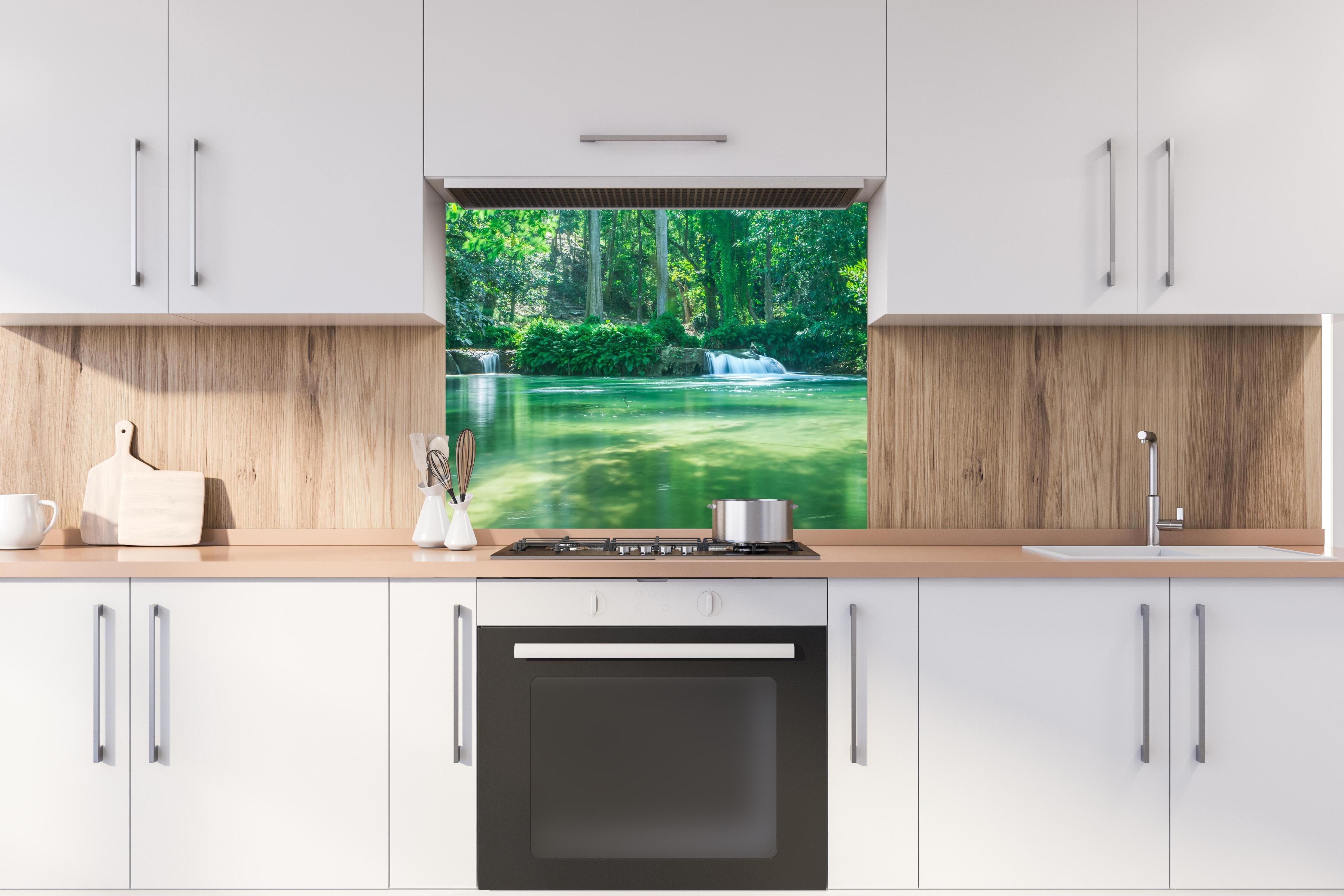 Spritzschutz - Wasserfall in Chet Sao No hinter stilvollem Gasherd unter Dunstabzugshaube