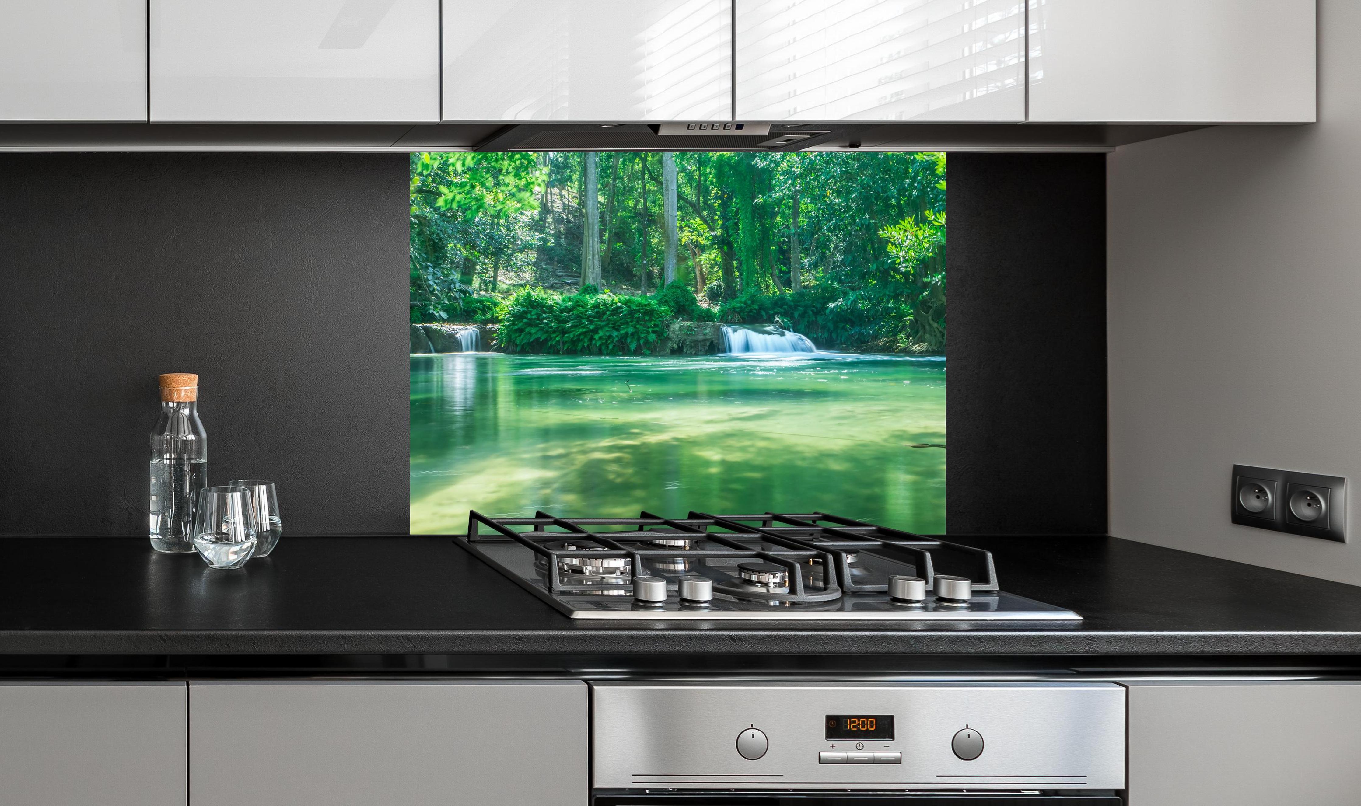 Spritzschutz - Wasserfall in Chet Sao No an edler Anthrazit-Wand hinter silbernem Gasherd