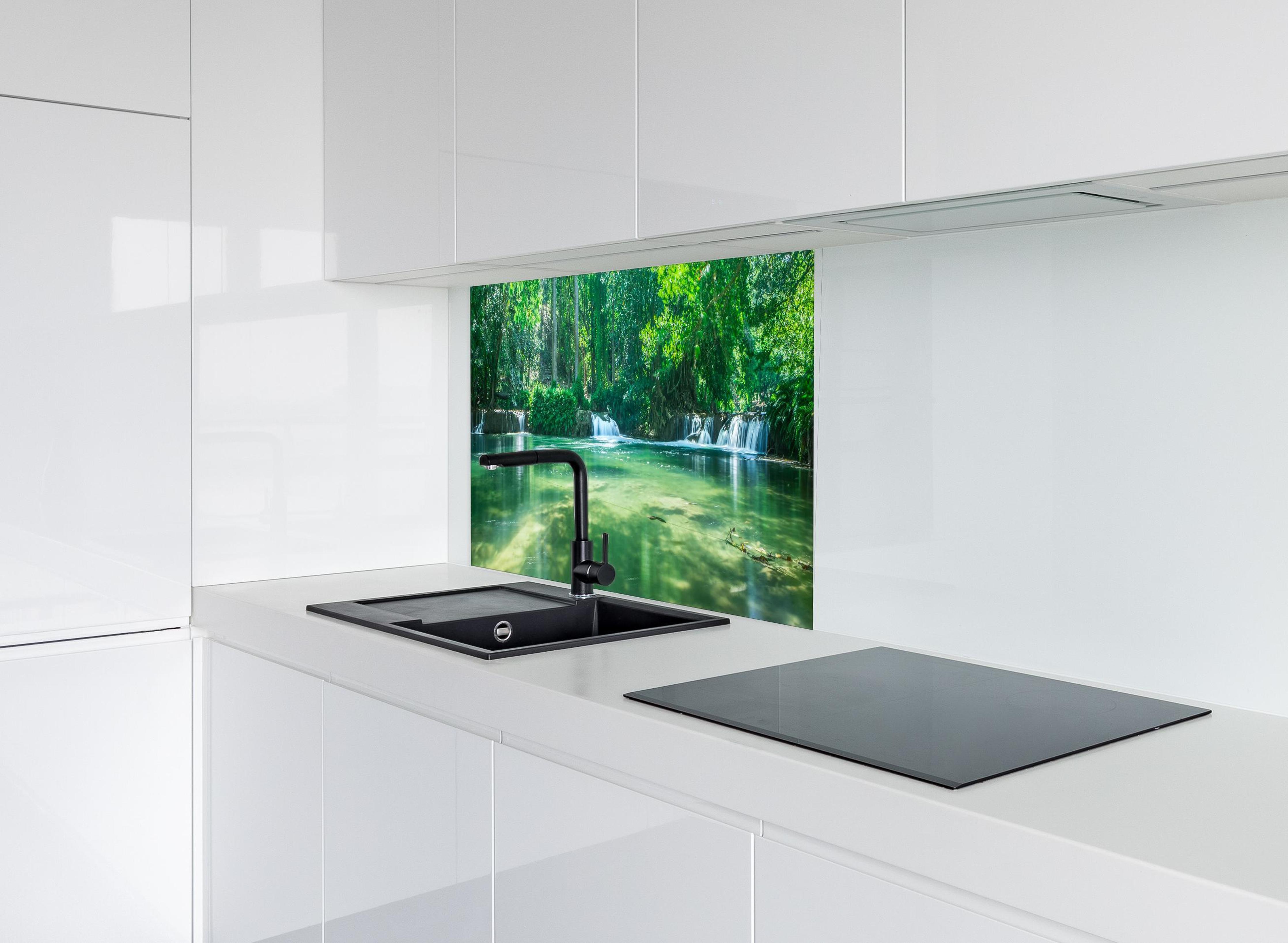 Spritzschutz - Wasserfall in Chet Sao No hinter modernem schwarz-matten Spülbecken in weißer Hochglanz-Küche