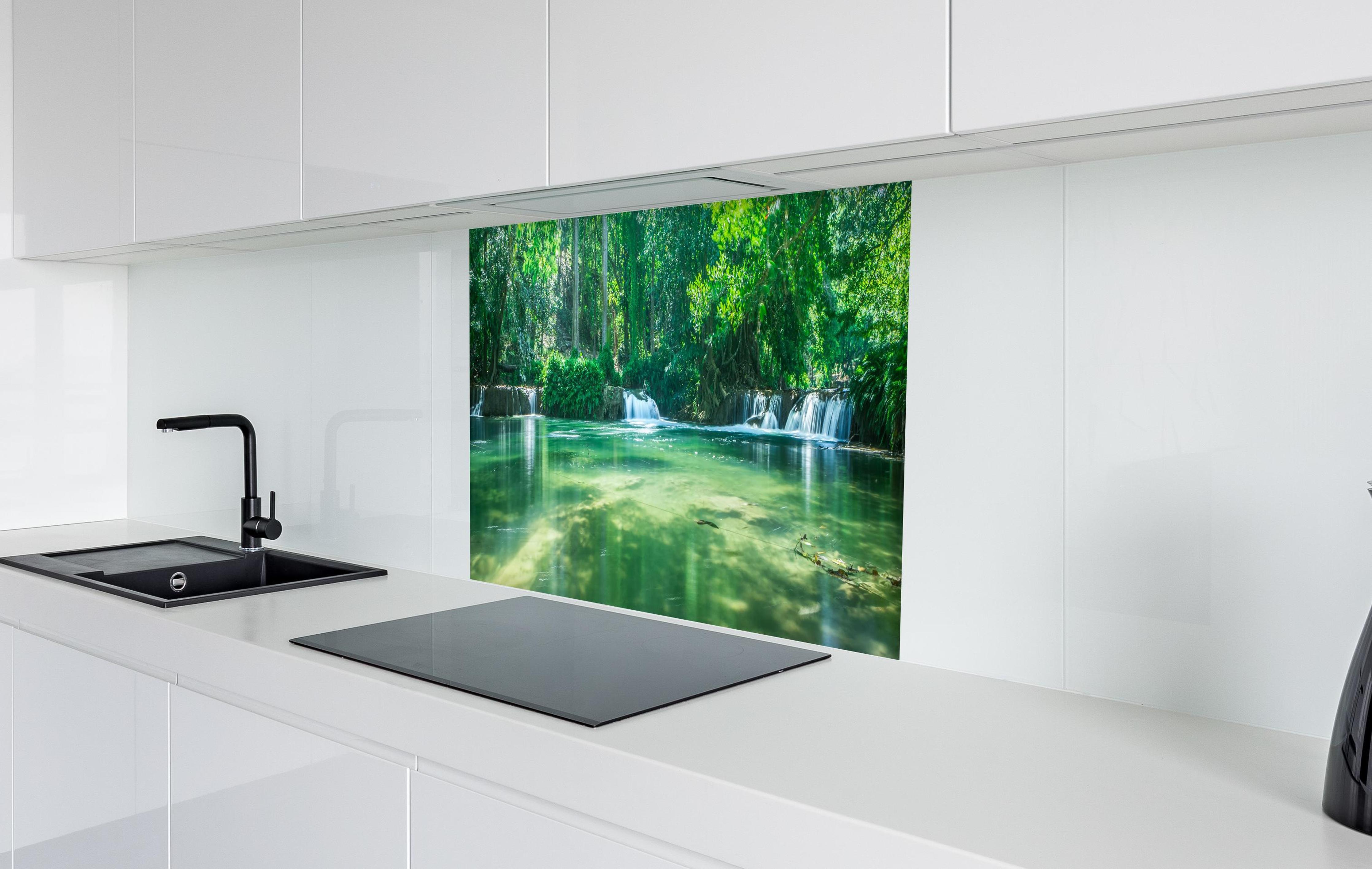 Spritzschutz - Wasserfall in Chet Sao No in weißer Hochglanz-Küche hinter einem Cerankochfeld
