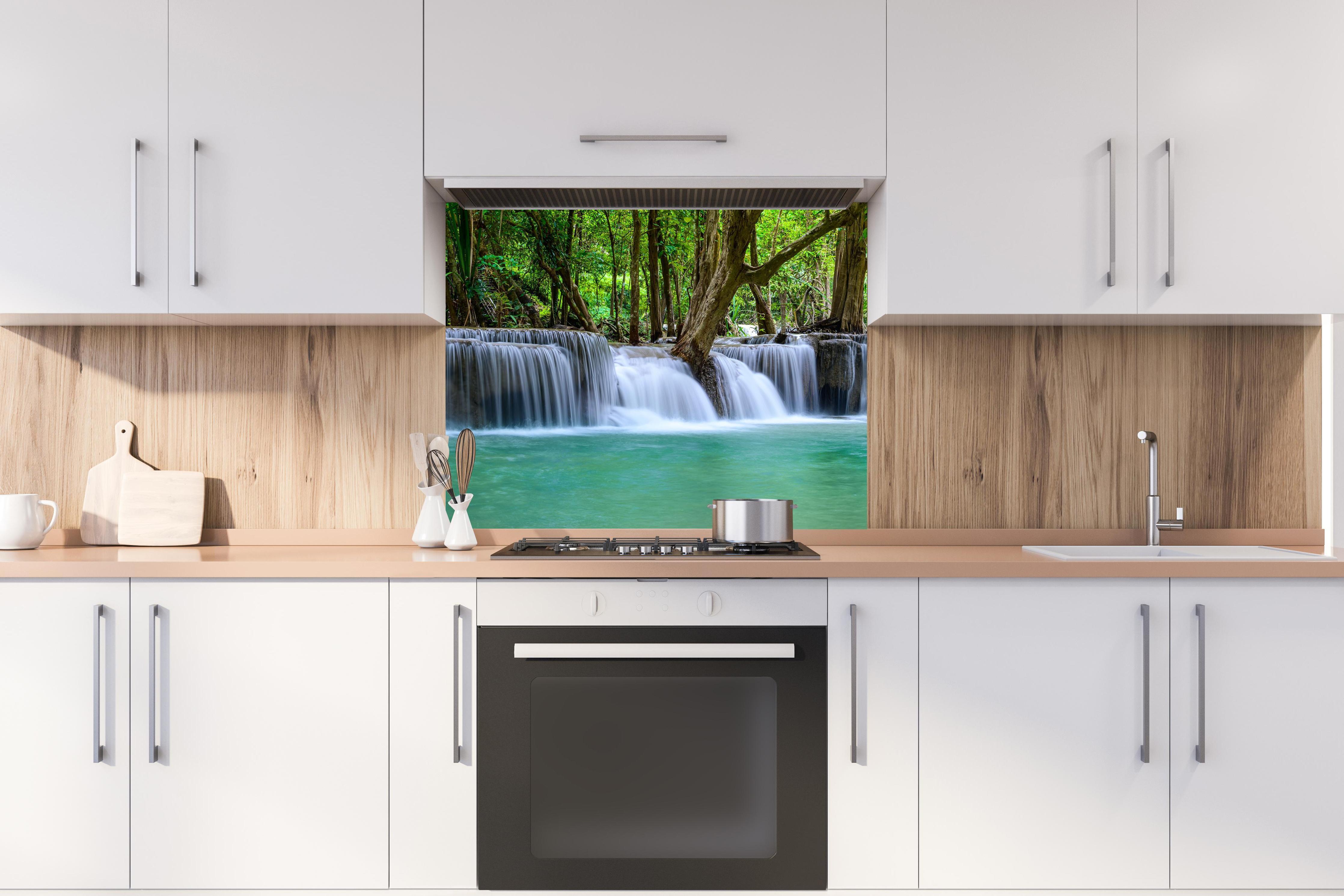 Spritzschutz - Wasserfall tief im tropischen Wald hinter stilvollem Gasherd unter Dunstabzugshaube