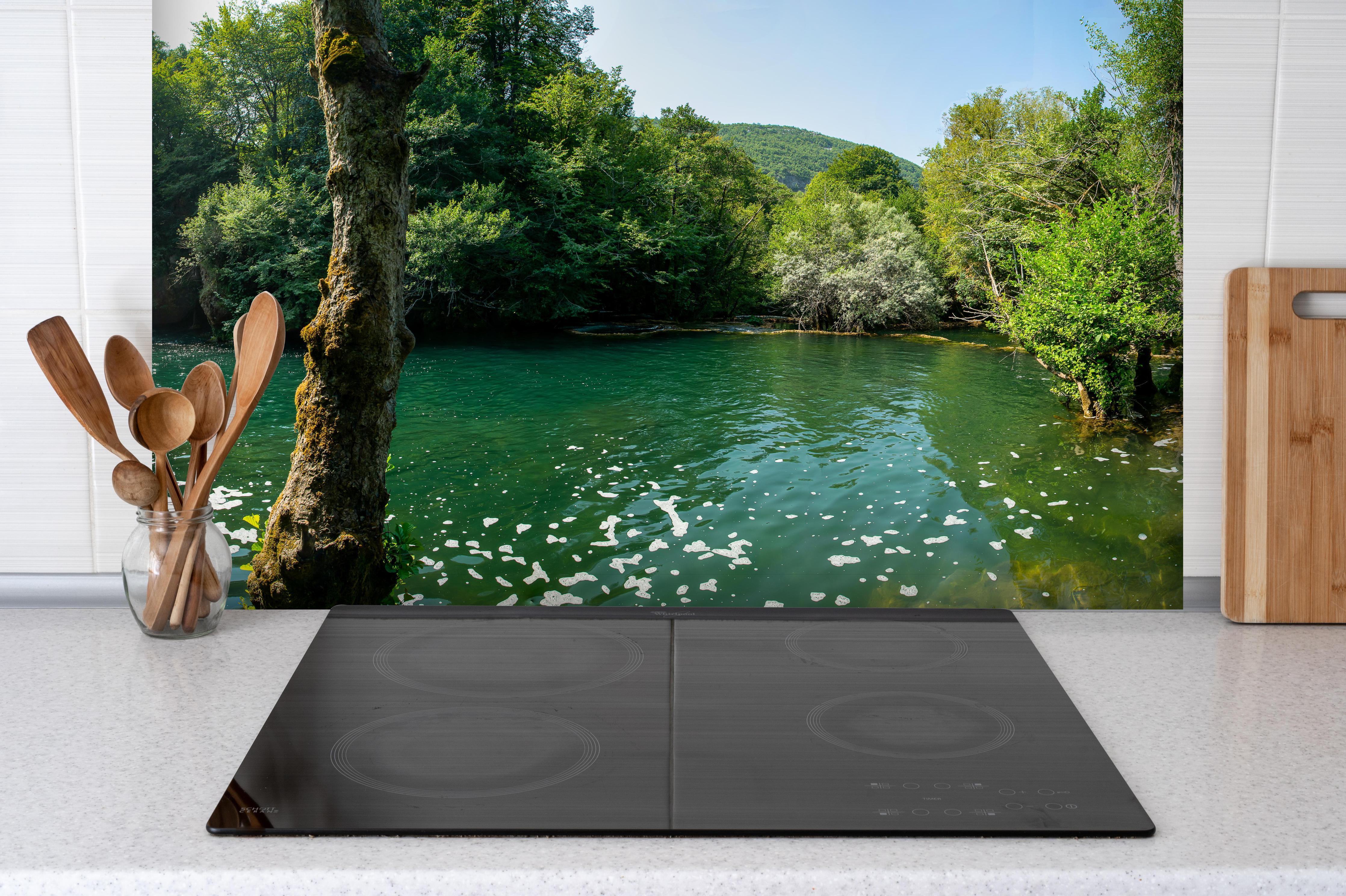 Spritzschutz - Wasserfall von Martin Brod - Bosnien hinter einem Cerankochfeld zwischen Holz-Kochutensilien