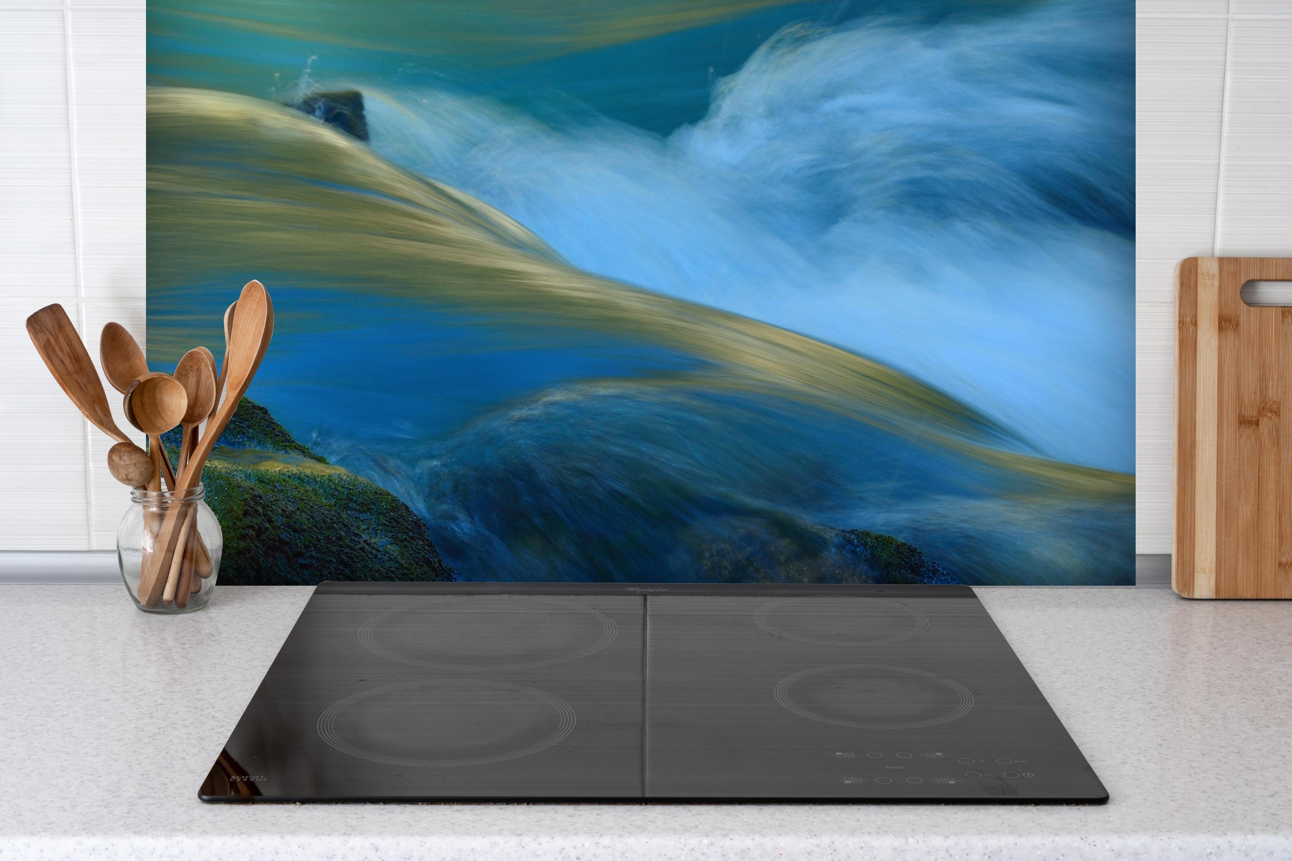 Spritzschutz - Wasserströmung im Kaukasus hinter einem Cerankochfeld zwischen Holz-Kochutensilien