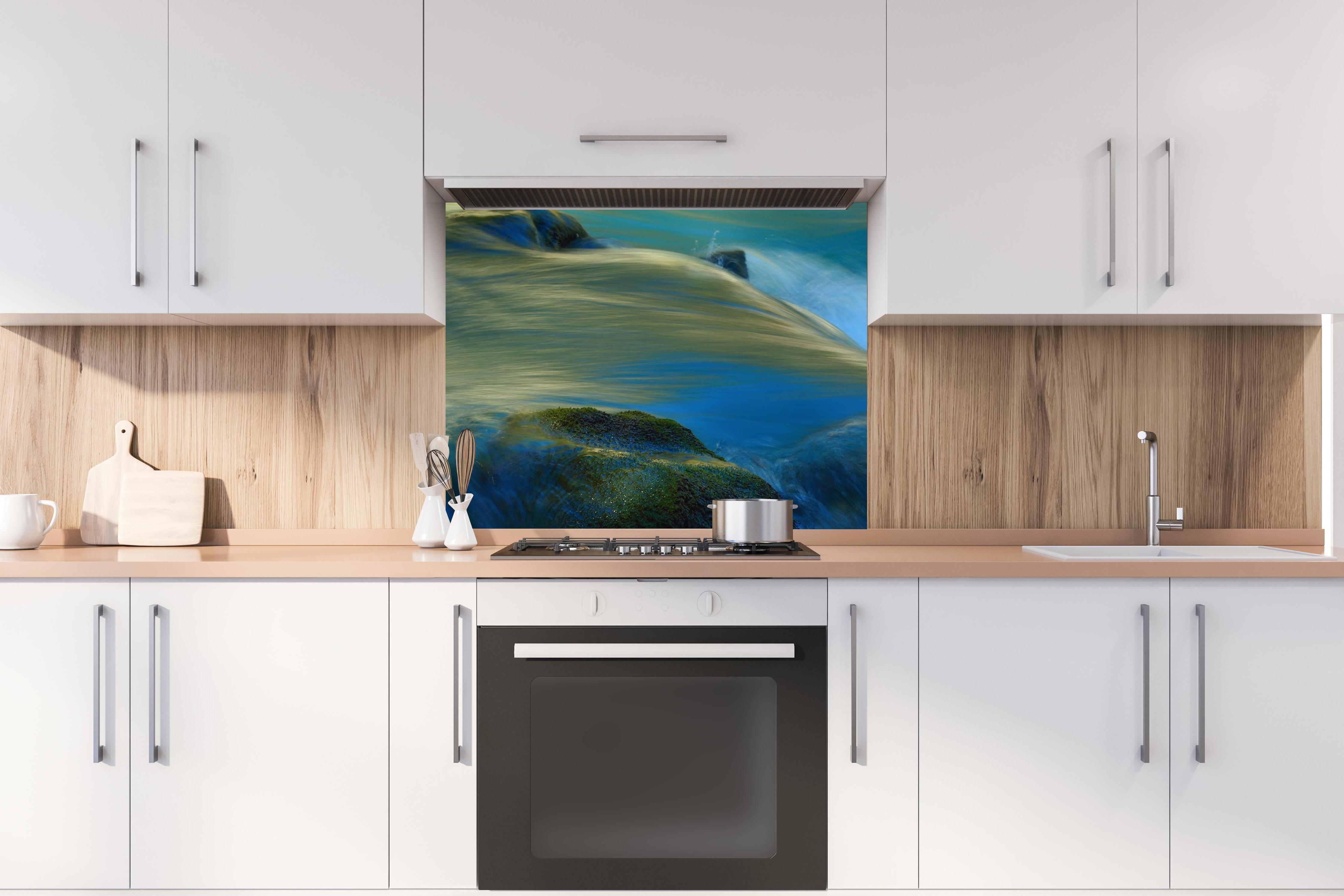 Spritzschutz - Wasserströmung im Kaukasus hinter stilvollem Gasherd unter Dunstabzugshaube