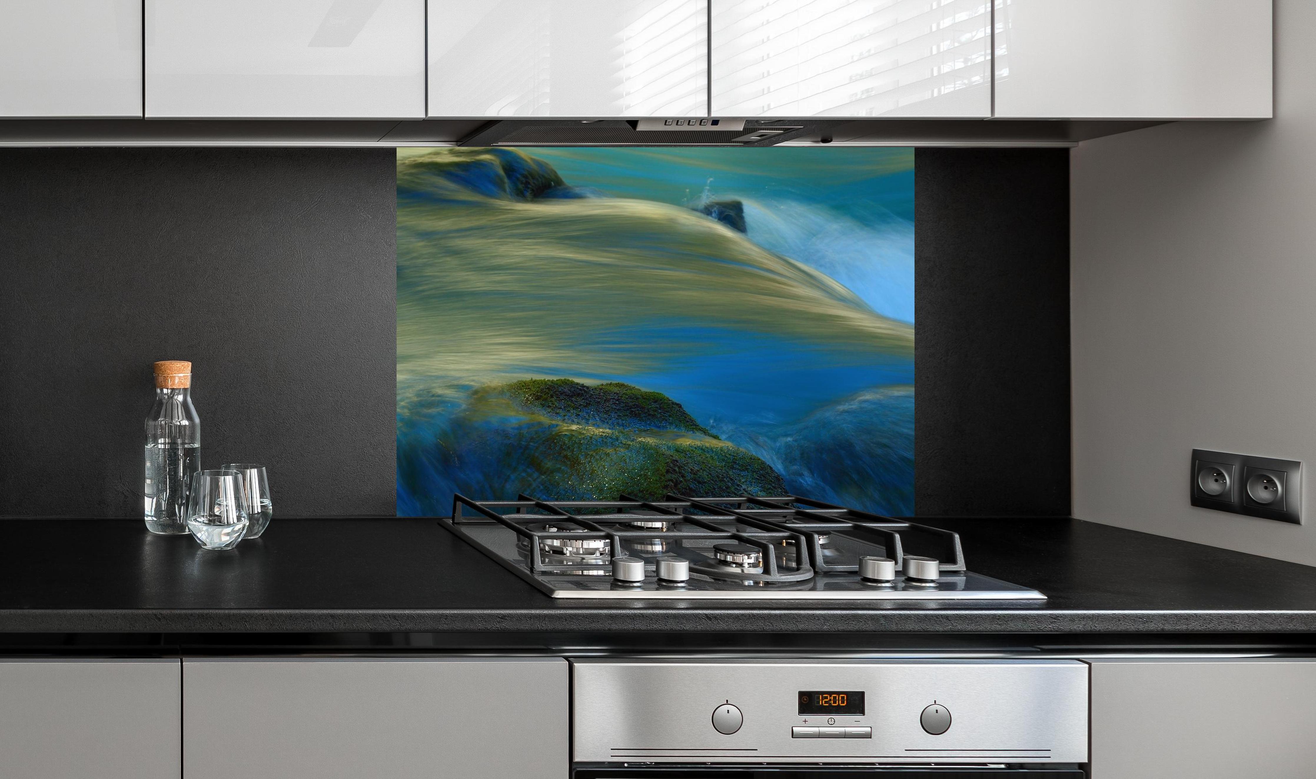 Spritzschutz - Wasserströmung im Kaukasus an edler Anthrazit-Wand hinter silbernem Gasherd