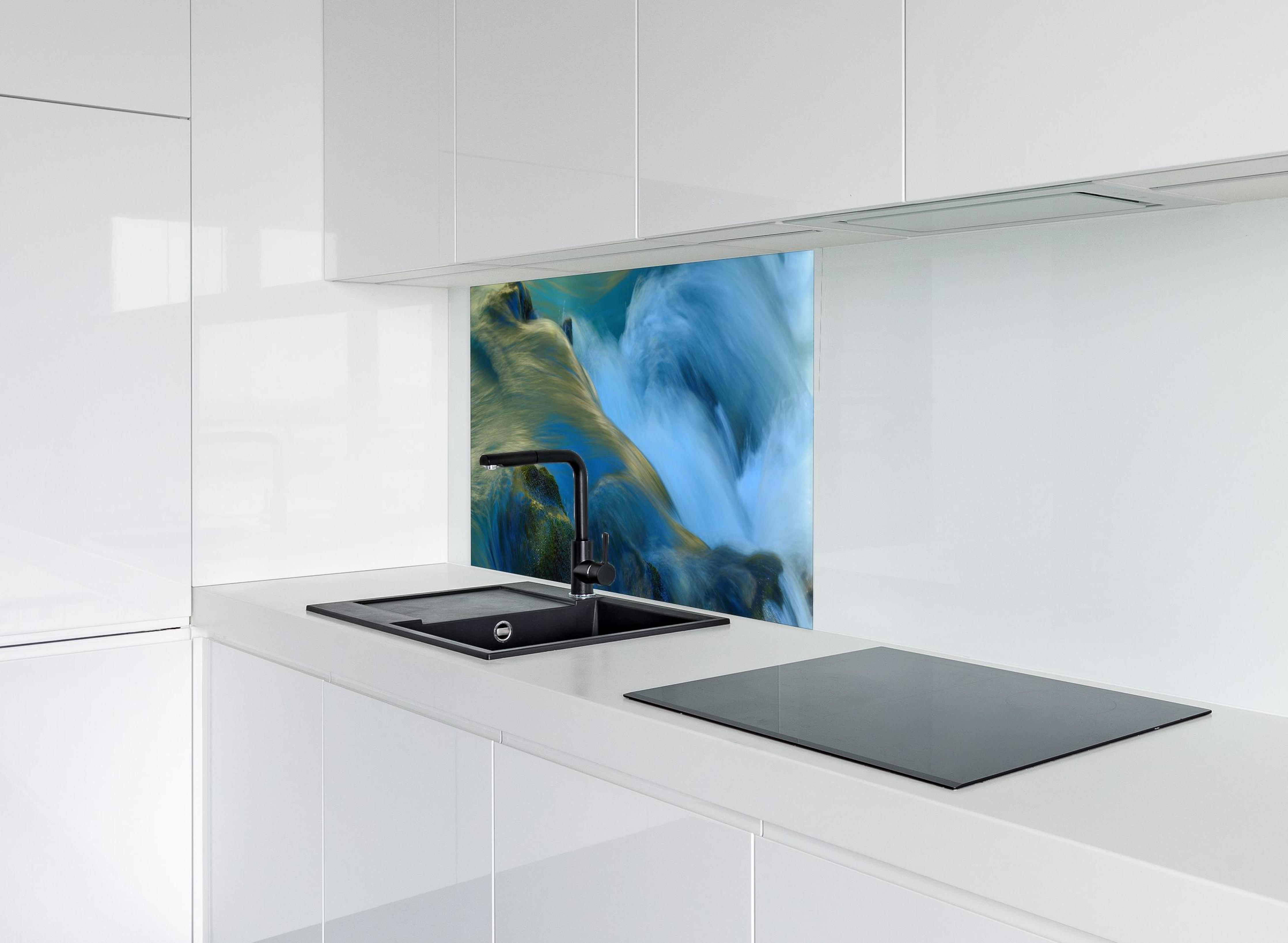 Spritzschutz - Wasserströmung im Kaukasus hinter modernem schwarz-matten Spülbecken in weißer Hochglanz-Küche