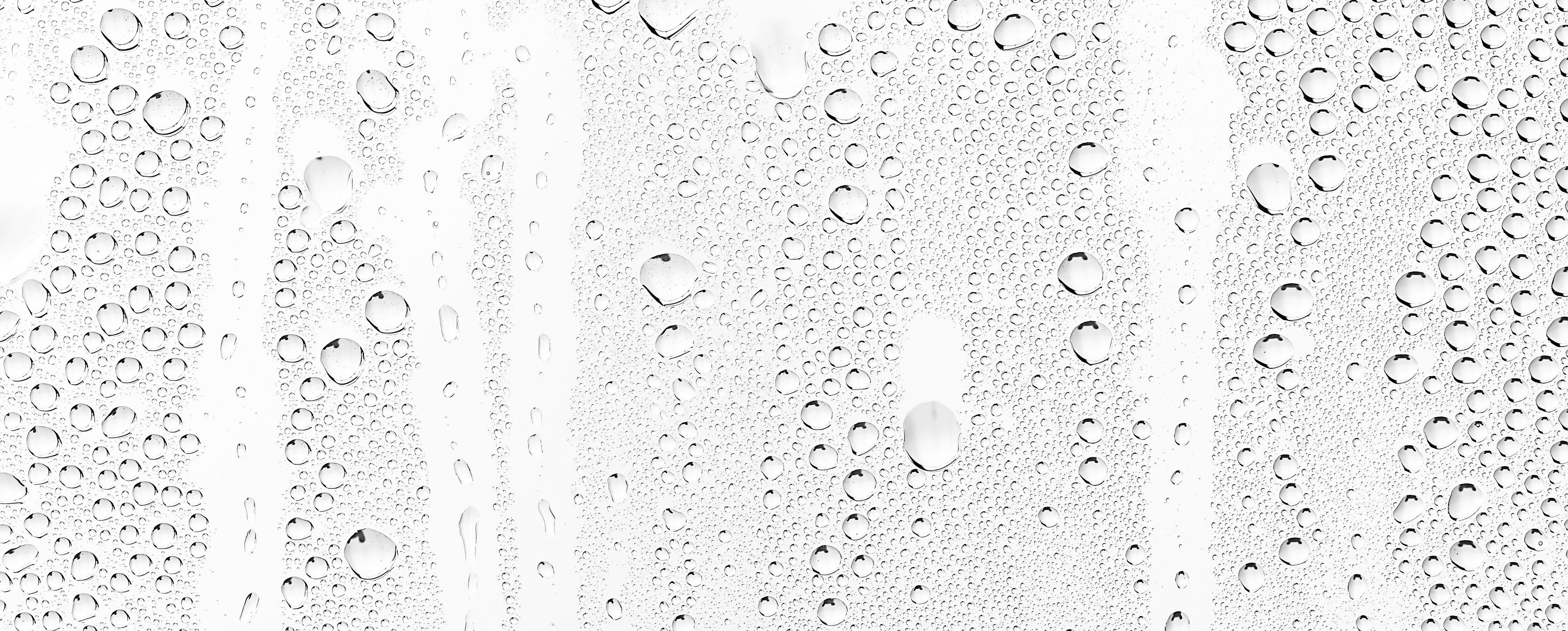 Spritzschutz-Wassertropfen auf Glas