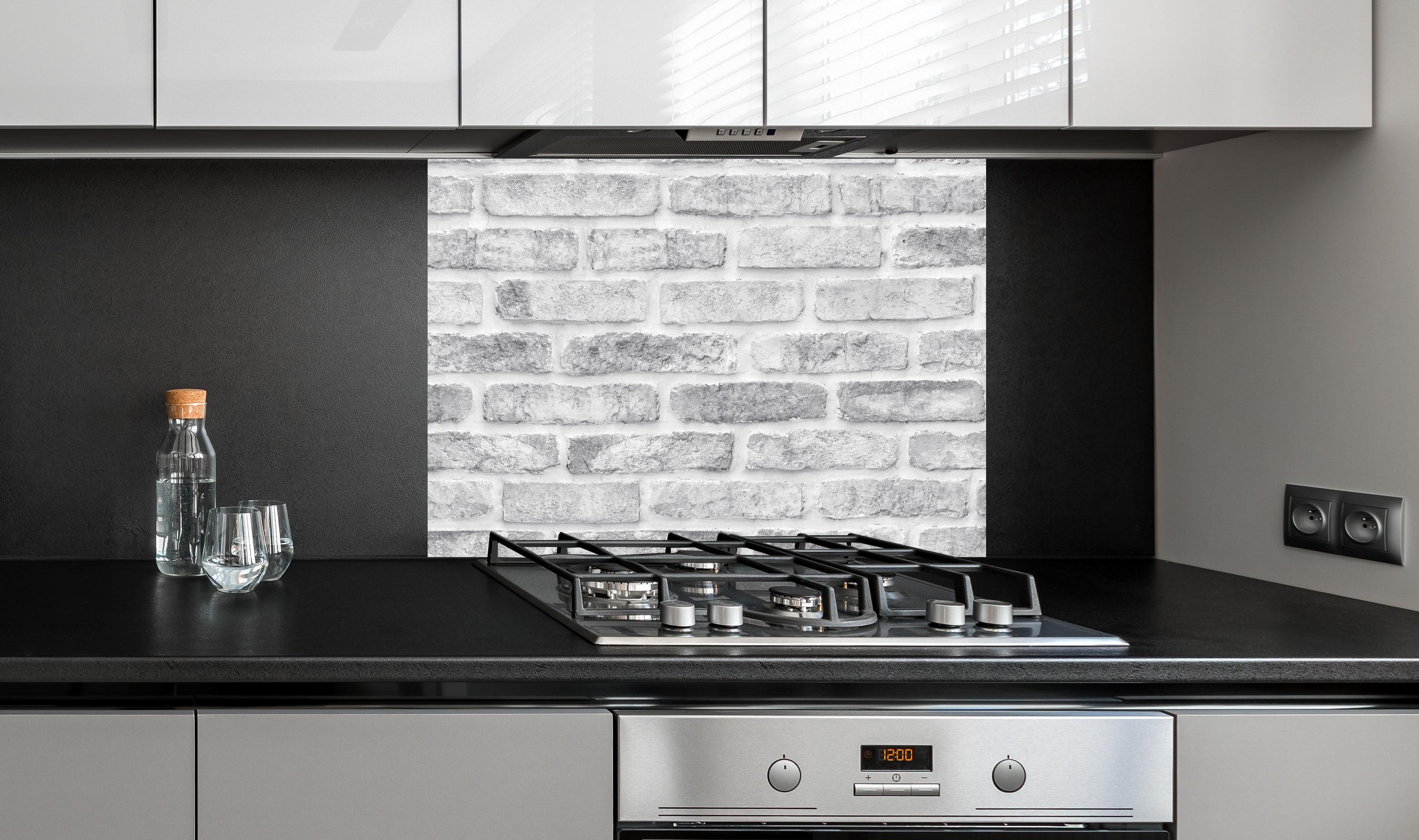 Spritzschutz - Weiß gewaschene Ziegelwand an edler Anthrazit-Wand hinter silbernem Gasherd