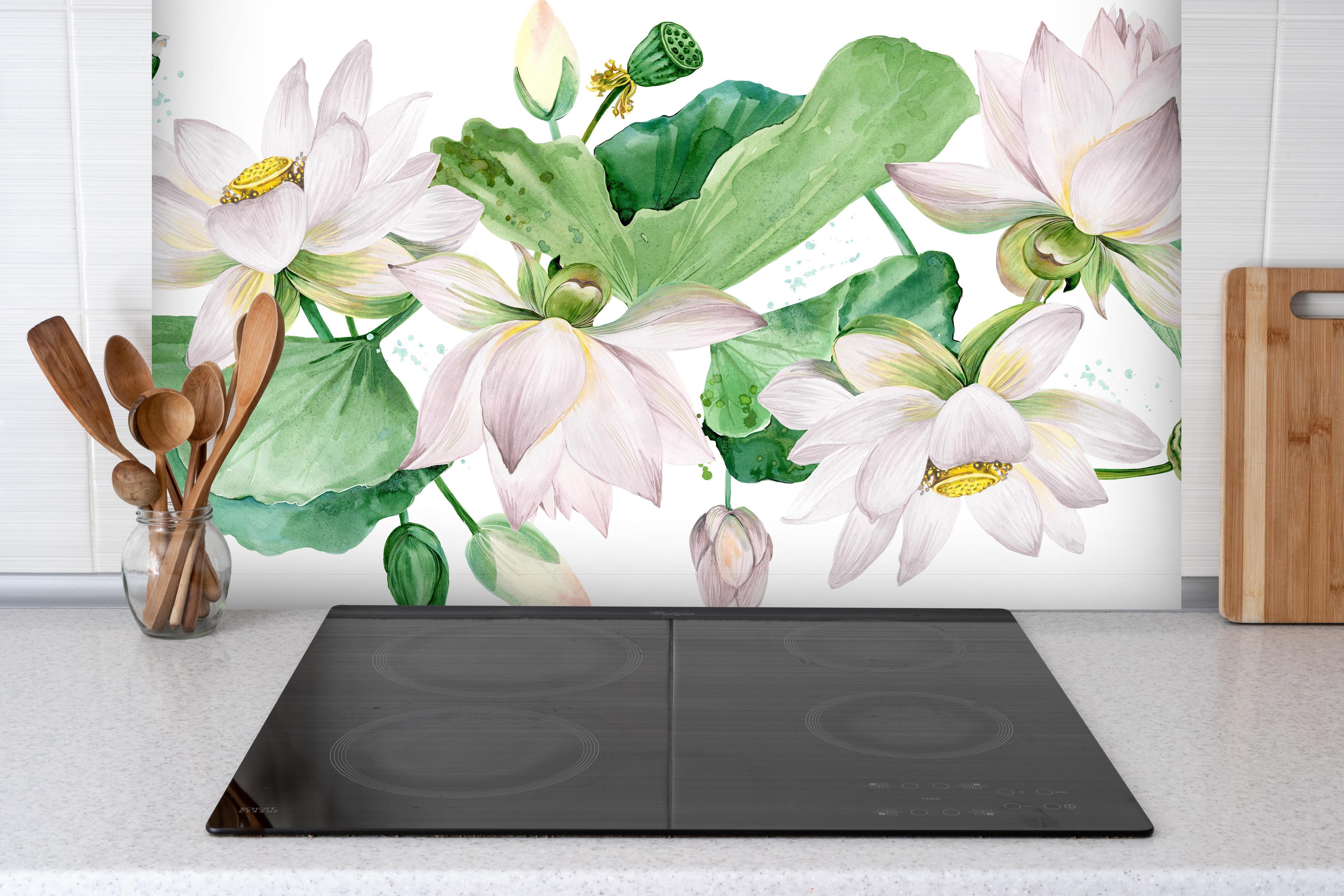 Spritzschutz - Weiße Lotusblumen - nahtlose Muster hinter einem Cerankochfeld zwischen Holz-Kochutensilien