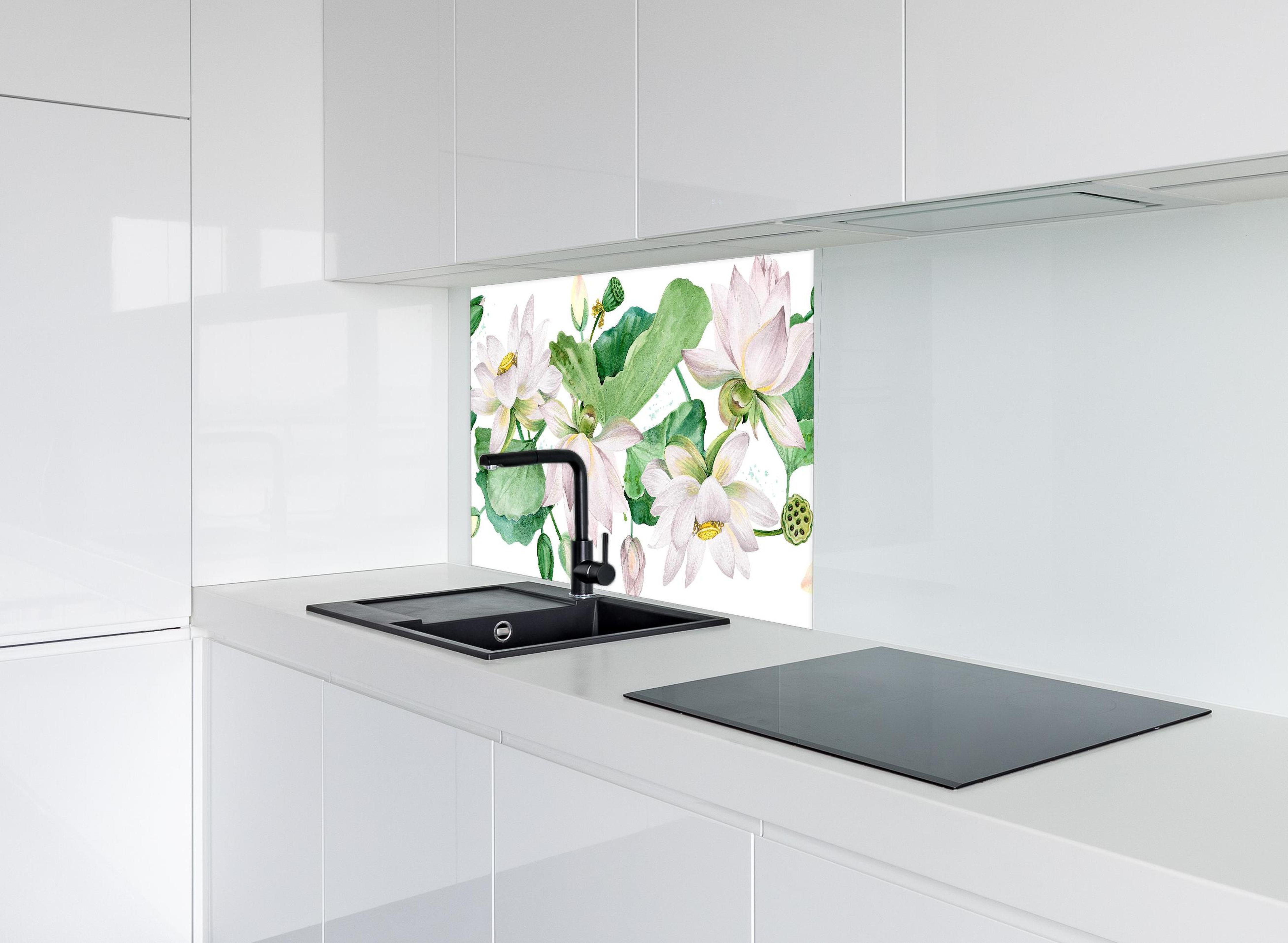 Spritzschutz - Weiße Lotusblumen - nahtlose Muster hinter modernem schwarz-matten Spülbecken in weißer Hochglanz-Küche