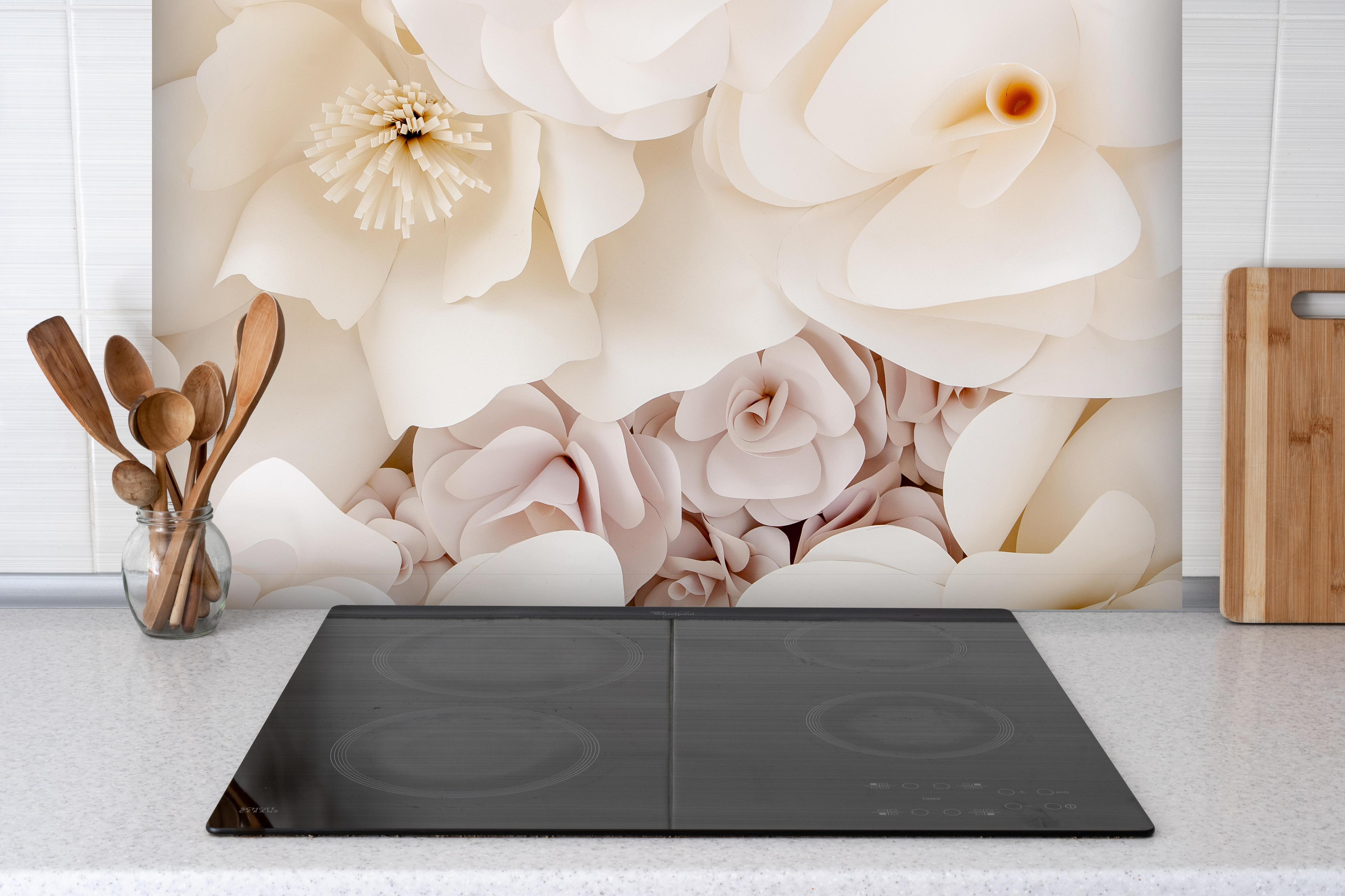 Spritzschutz - Weiße Papierblumen hinter einem Cerankochfeld zwischen Holz-Kochutensilien