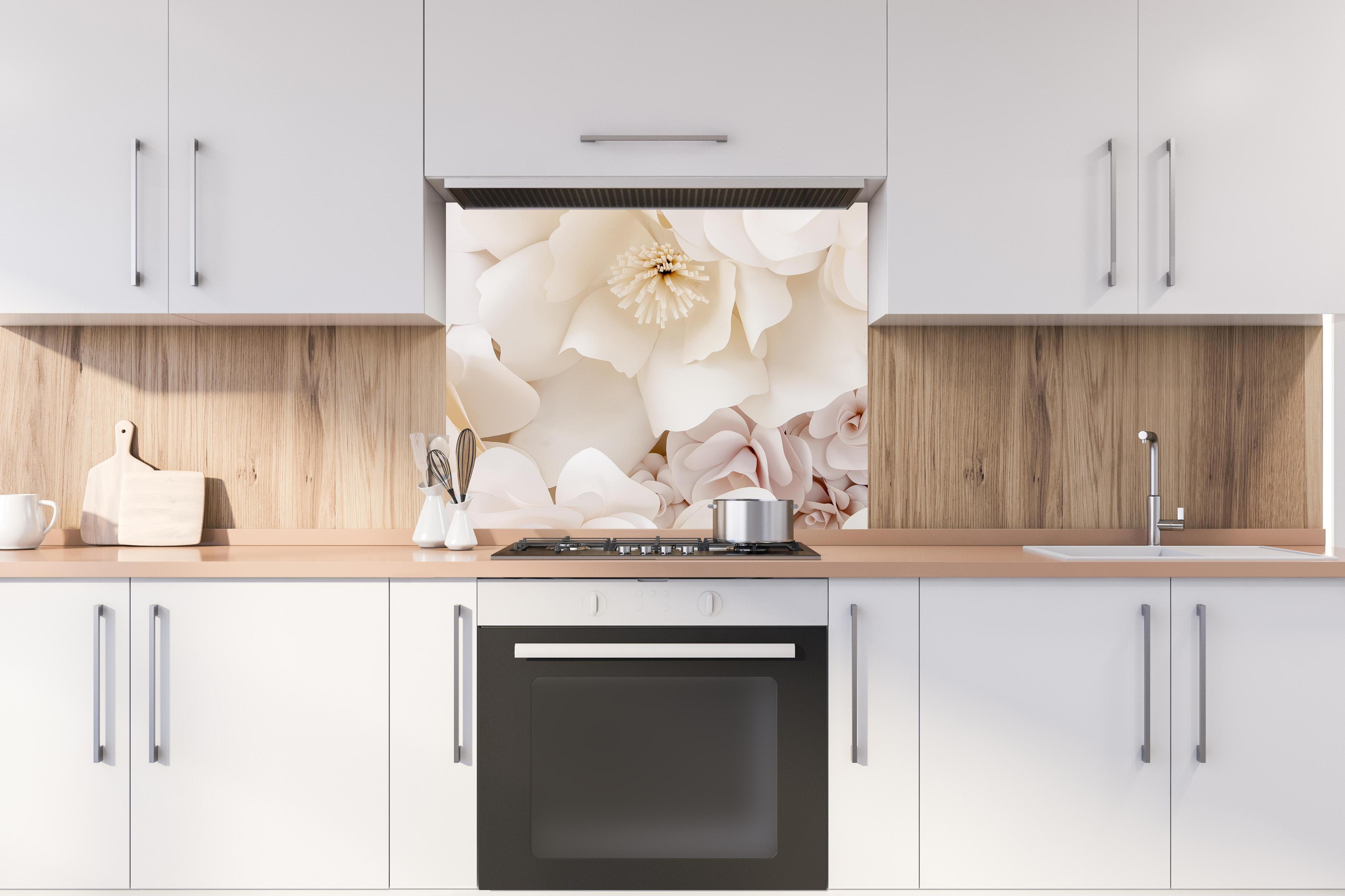 Spritzschutz - Weiße Papierblumen hinter stilvollem Gasherd unter Dunstabzugshaube