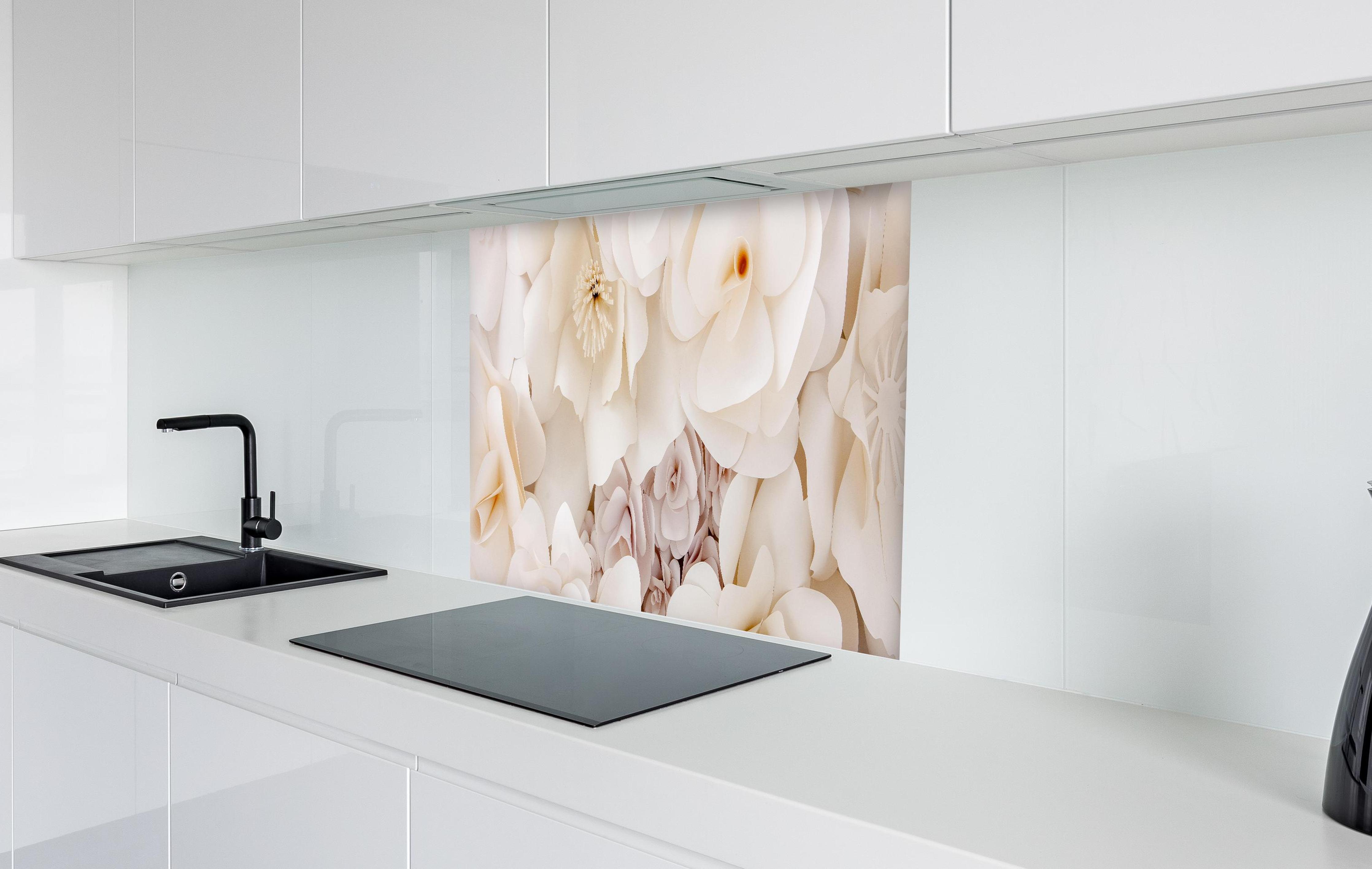 Spritzschutz - Weiße Papierblumen in weißer Hochglanz-Küche hinter einem Cerankochfeld