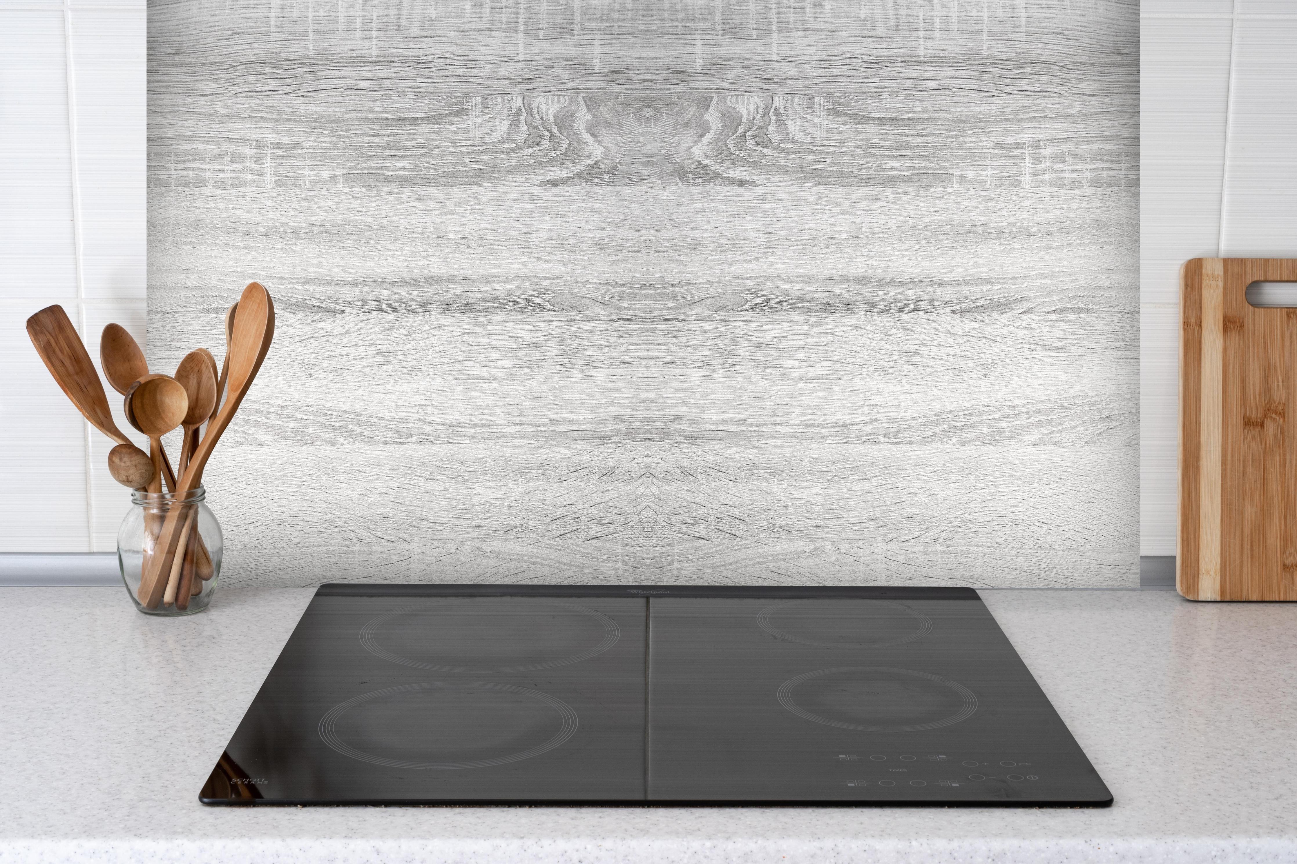 Spritzschutz - Weiße helle verwitterte Holztextur hinter einem Cerankochfeld zwischen Holz-Kochutensilien