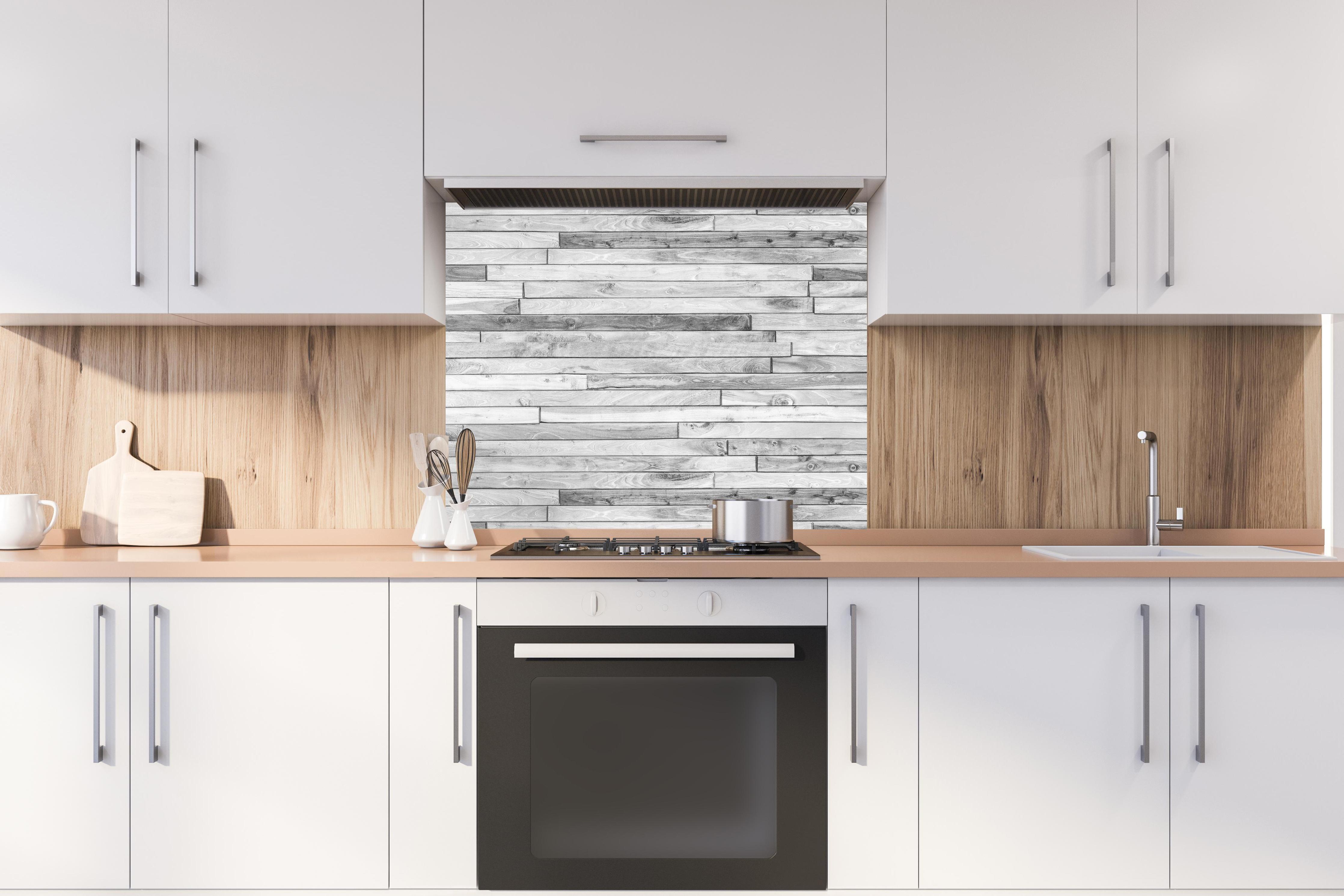 Spritzschutz - Weiße kleine Kiefernholzstücke hinter stilvollem Gasherd unter Dunstabzugshaube