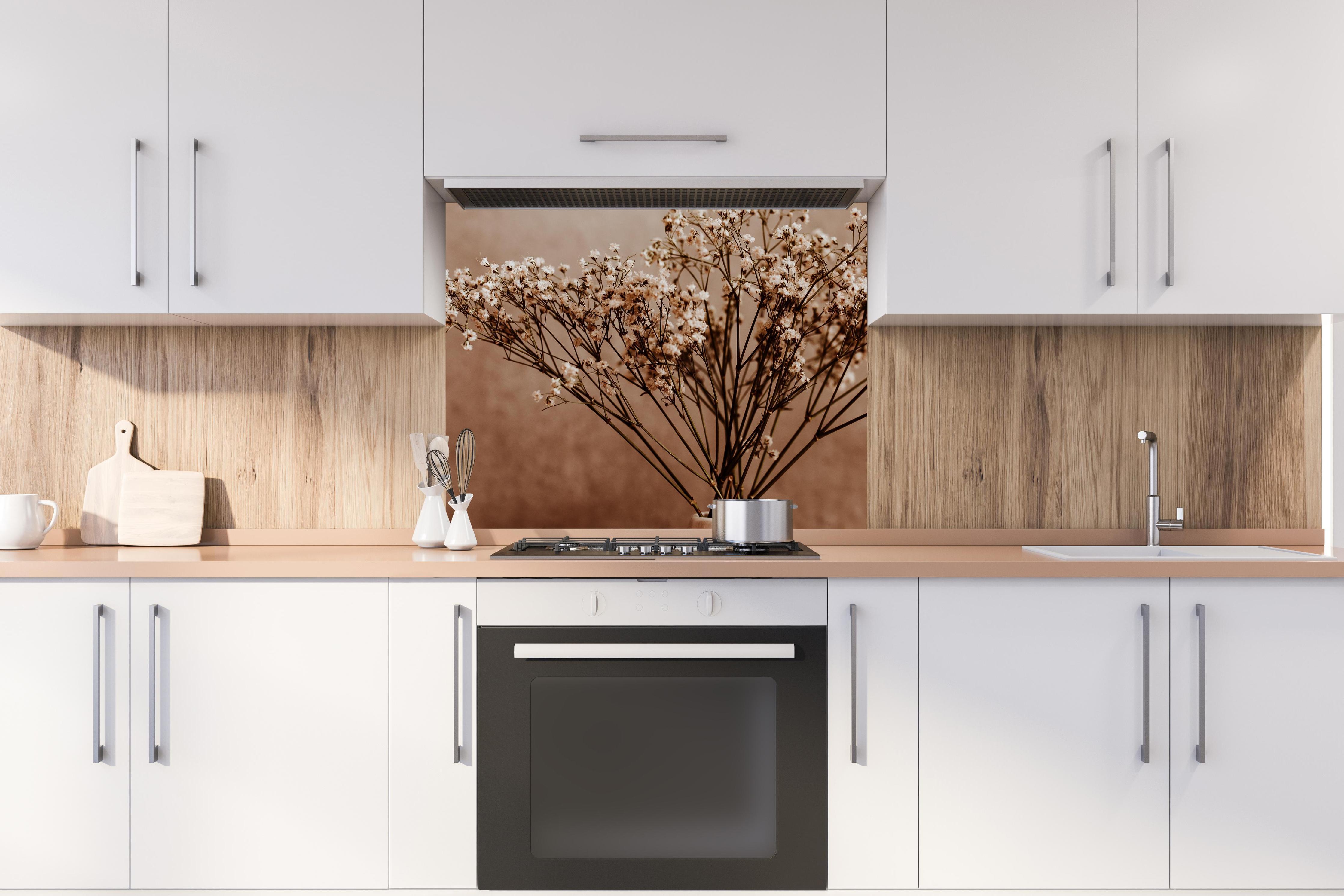 Spritzschutz - Weiße wilde getrocknete Blumen hinter stilvollem Gasherd unter Dunstabzugshaube
