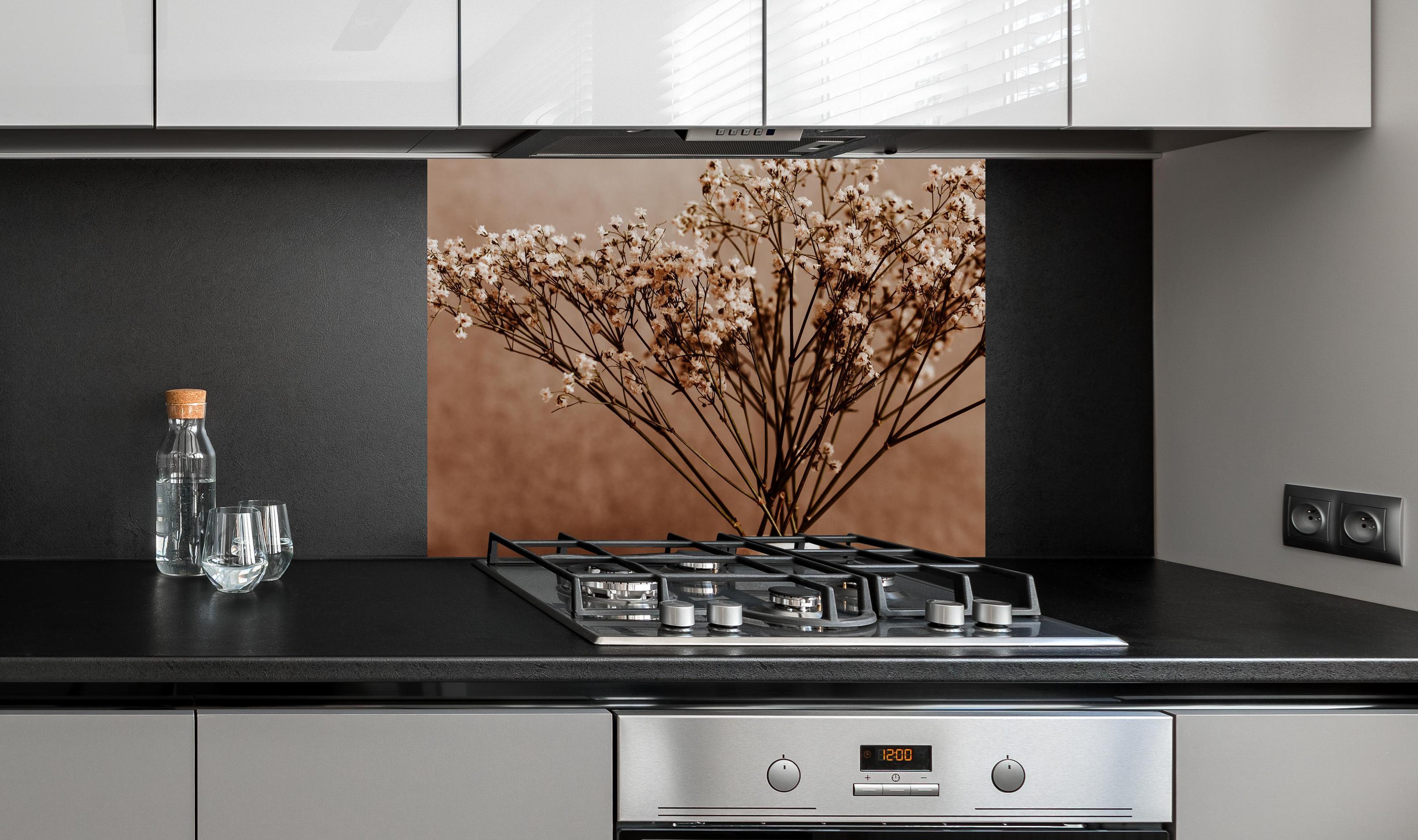 Spritzschutz - Weiße wilde getrocknete Blumen an edler Anthrazit-Wand hinter silbernem Gasherd