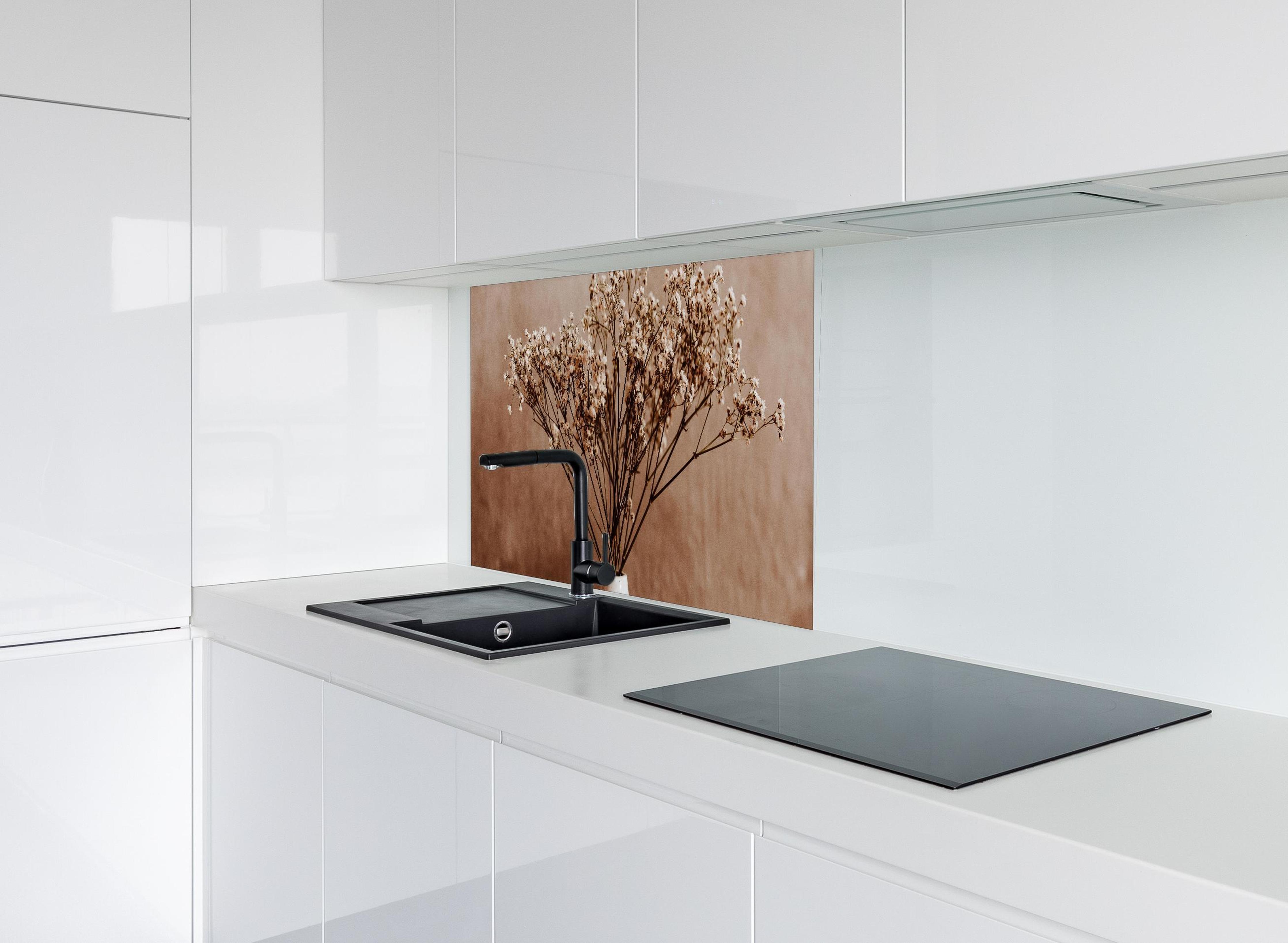 Spritzschutz - Weiße wilde getrocknete Blumen hinter modernem schwarz-matten Spülbecken in weißer Hochglanz-Küche