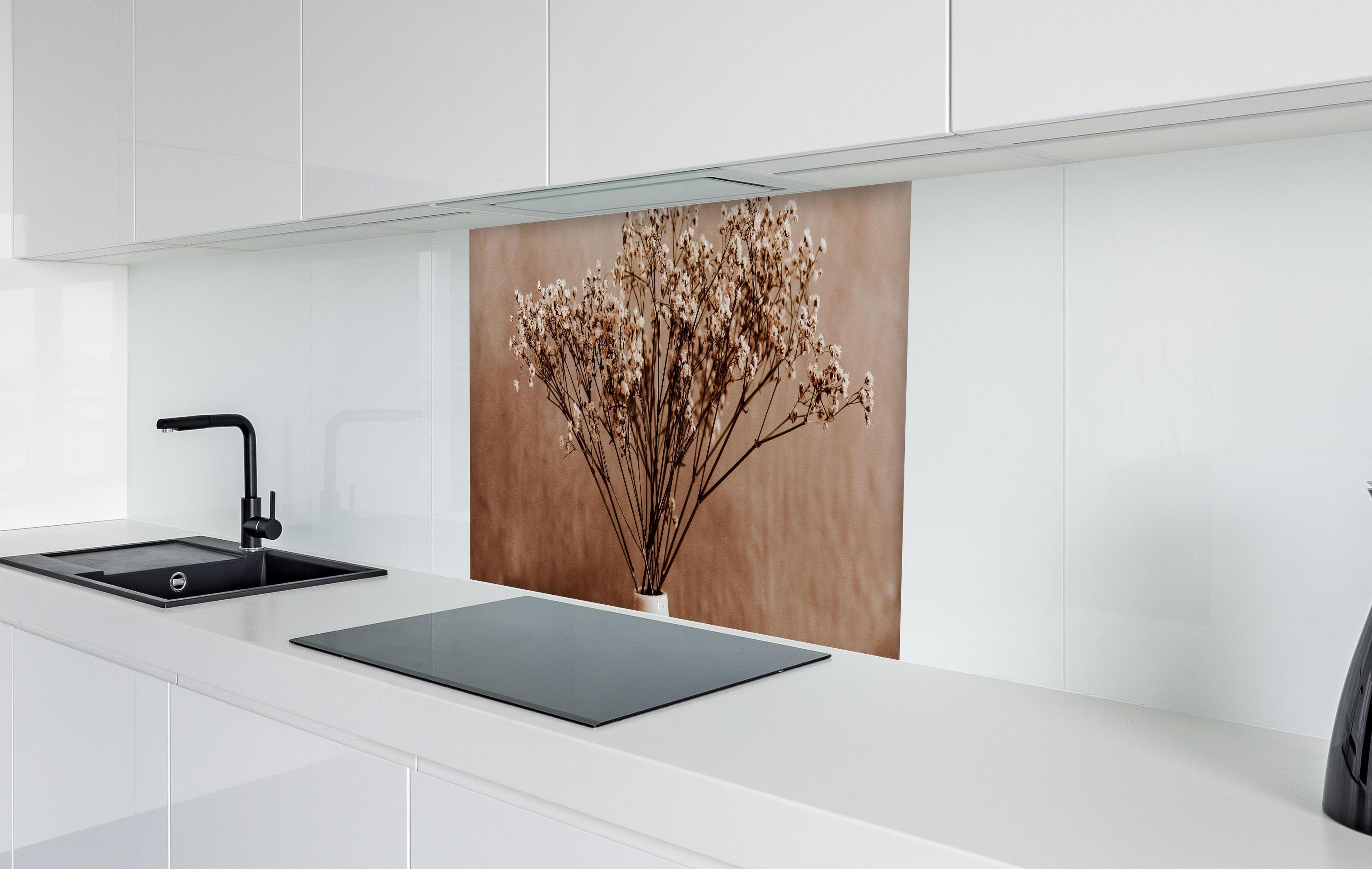 Spritzschutz - Weiße wilde getrocknete Blumen in weißer Hochglanz-Küche hinter einem Cerankochfeld